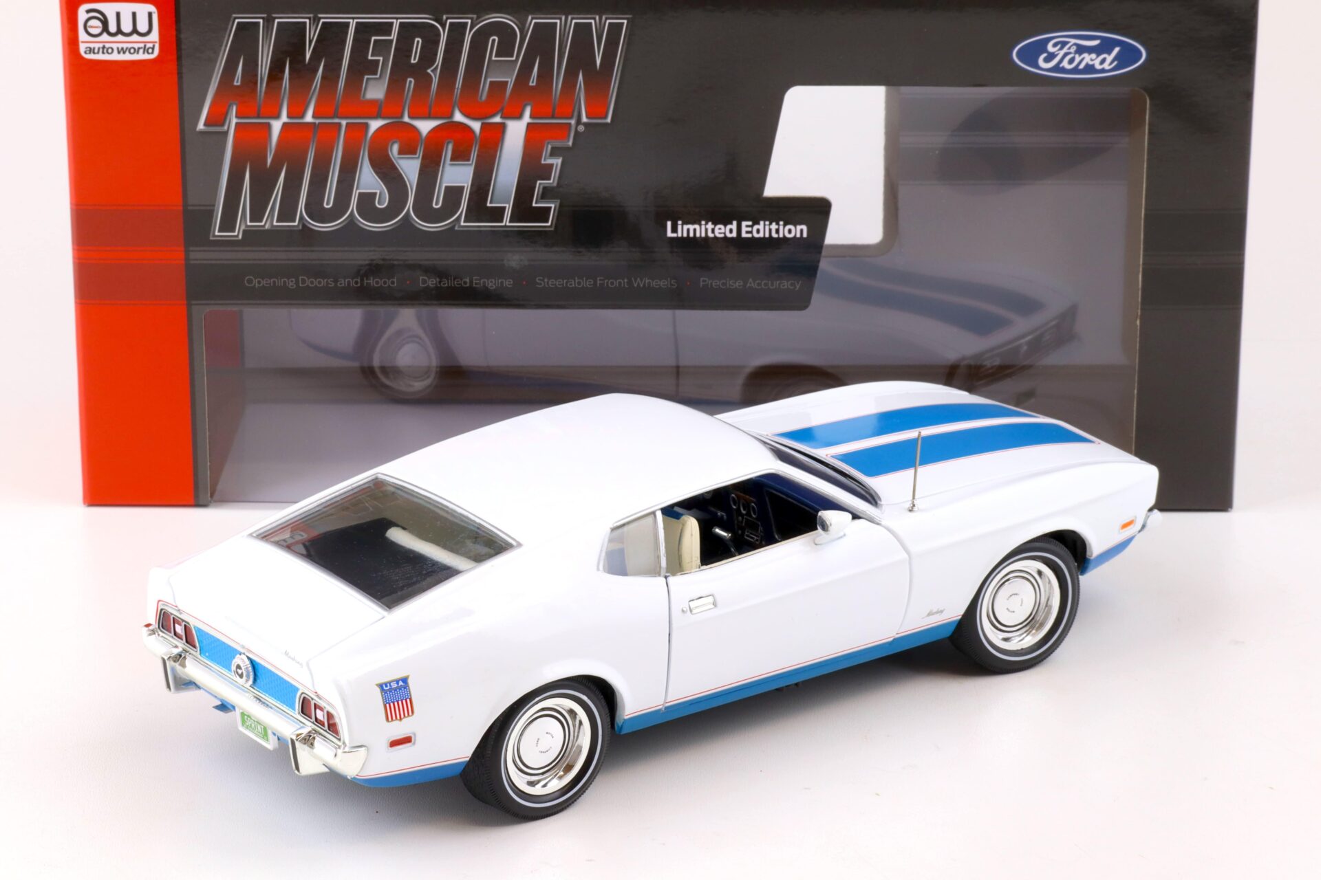 1:18 Auto World 1972 Ford Mustang Fastback Sprint Class of 1972 white/ blue