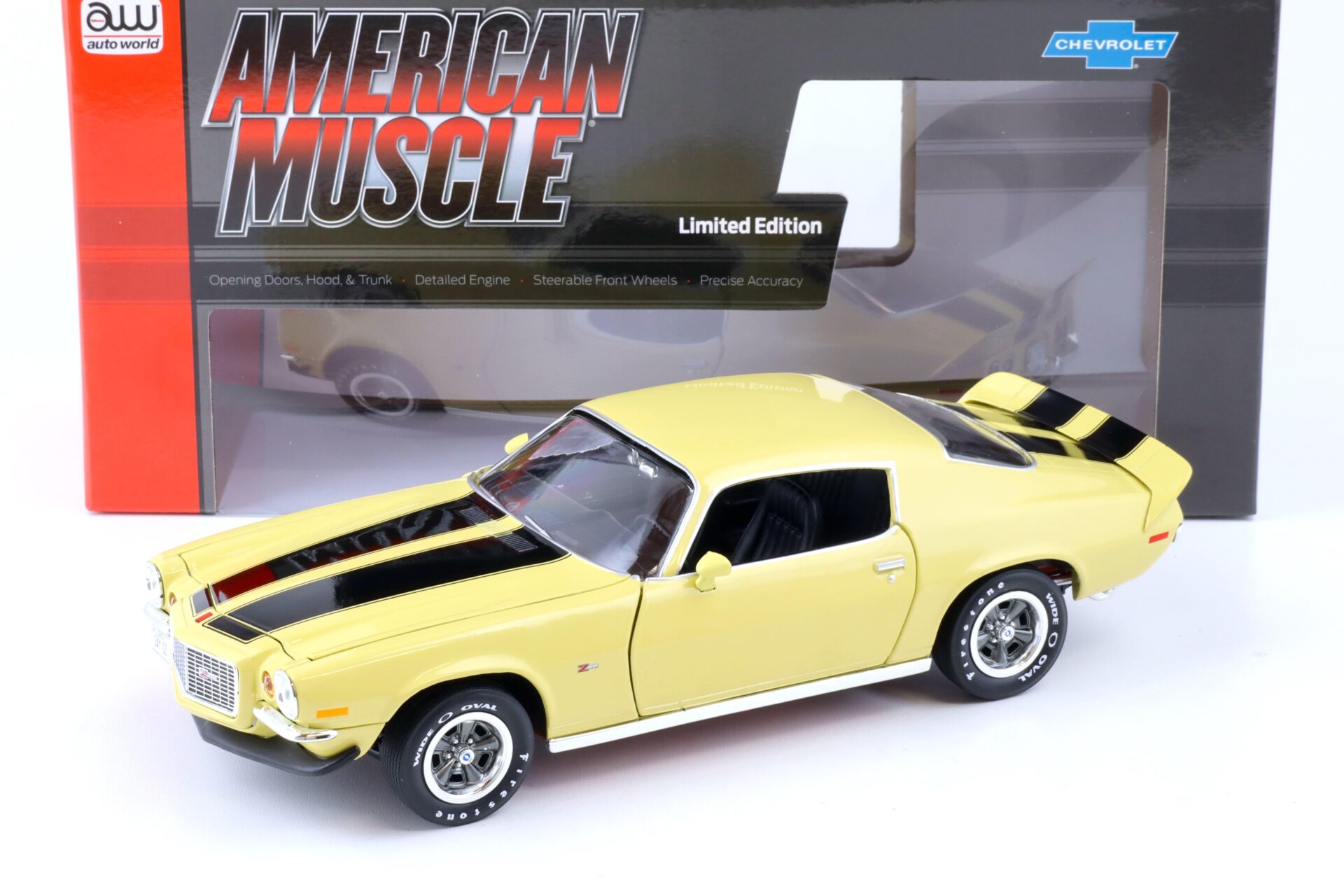 1:18 Auto World 1972 Chevrolet Camaro RS/ Z28 Coupe cream yellow/ black stripes