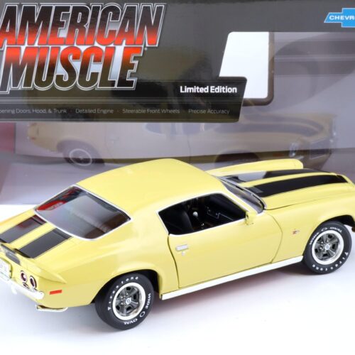 1:18 Auto World 1972 Chevrolet Camaro RS/ Z28 Coupe cream yellow/ black stripes