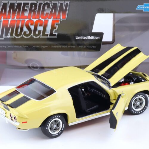 1:18 Auto World 1972 Chevrolet Camaro RS/ Z28 Coupe cream yellow/ black stripes