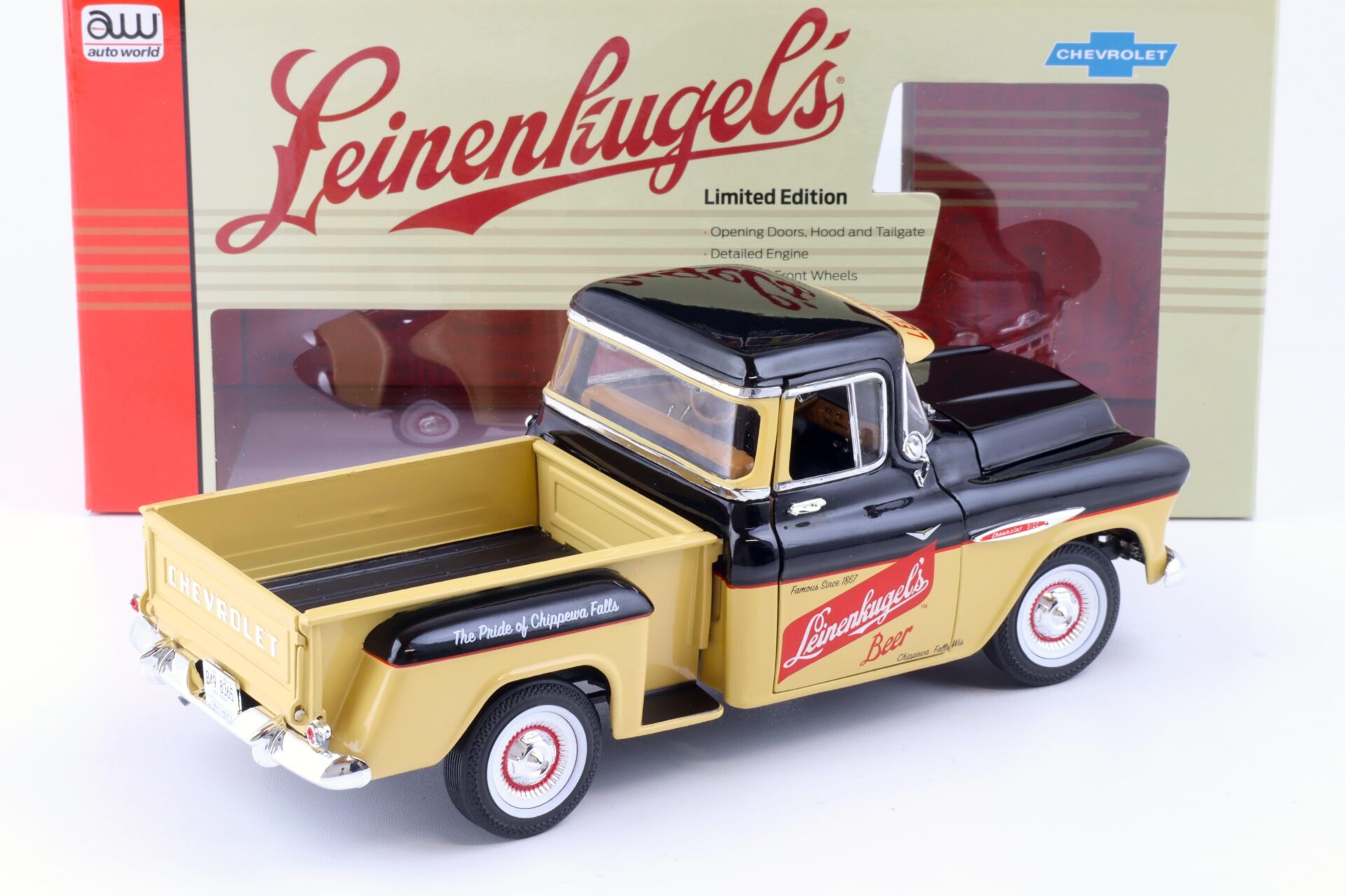 1:18 Auto World 1957 Chevrolet 3100 Stepside Pickup LeinenkugleÂ´s Beer black&tan