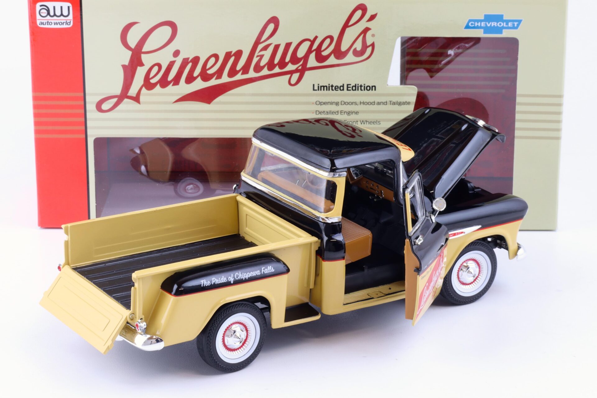 1:18 Auto World 1957 Chevrolet 3100 Stepside Pickup LeinenkugleÂ´s Beer black&tan