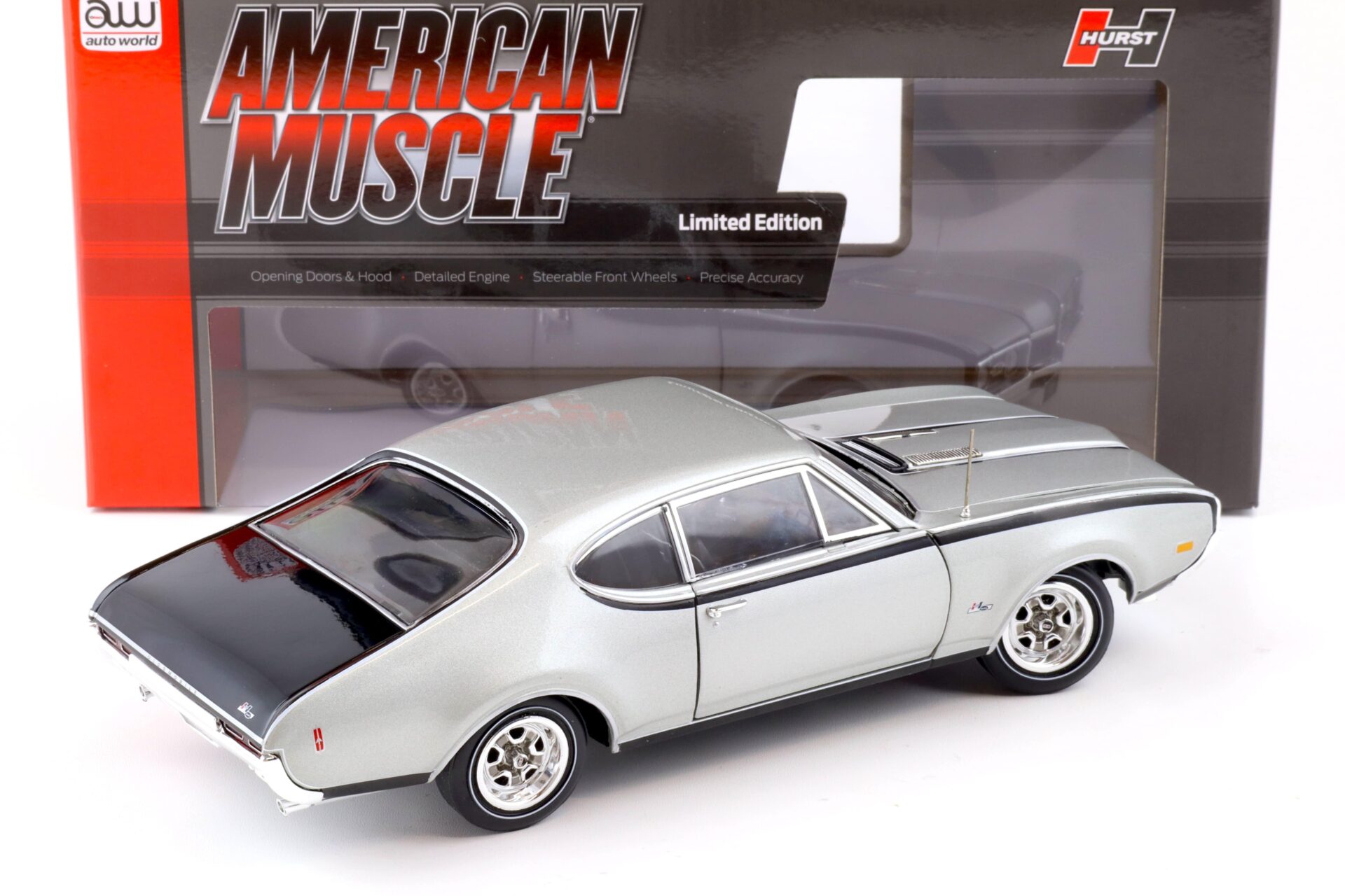 1:18 Auto World 1968 Oldsmobile Cutlass Hurst/ Olds 2-Door MCACN Peruvian silver
