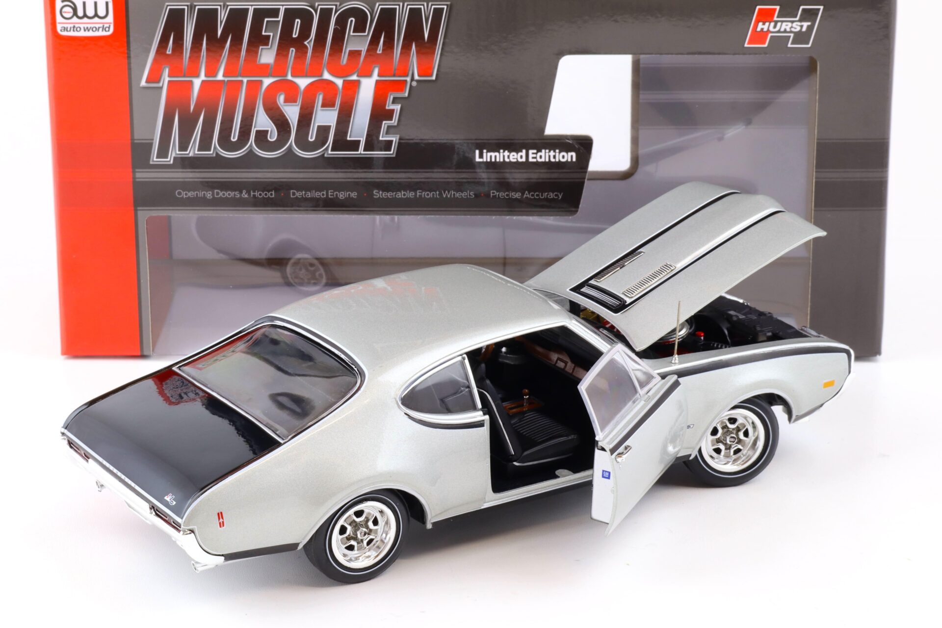 1:18 Auto World 1968 Oldsmobile Cutlass Hurst/ Olds 2-Door MCACN Peruvian silver