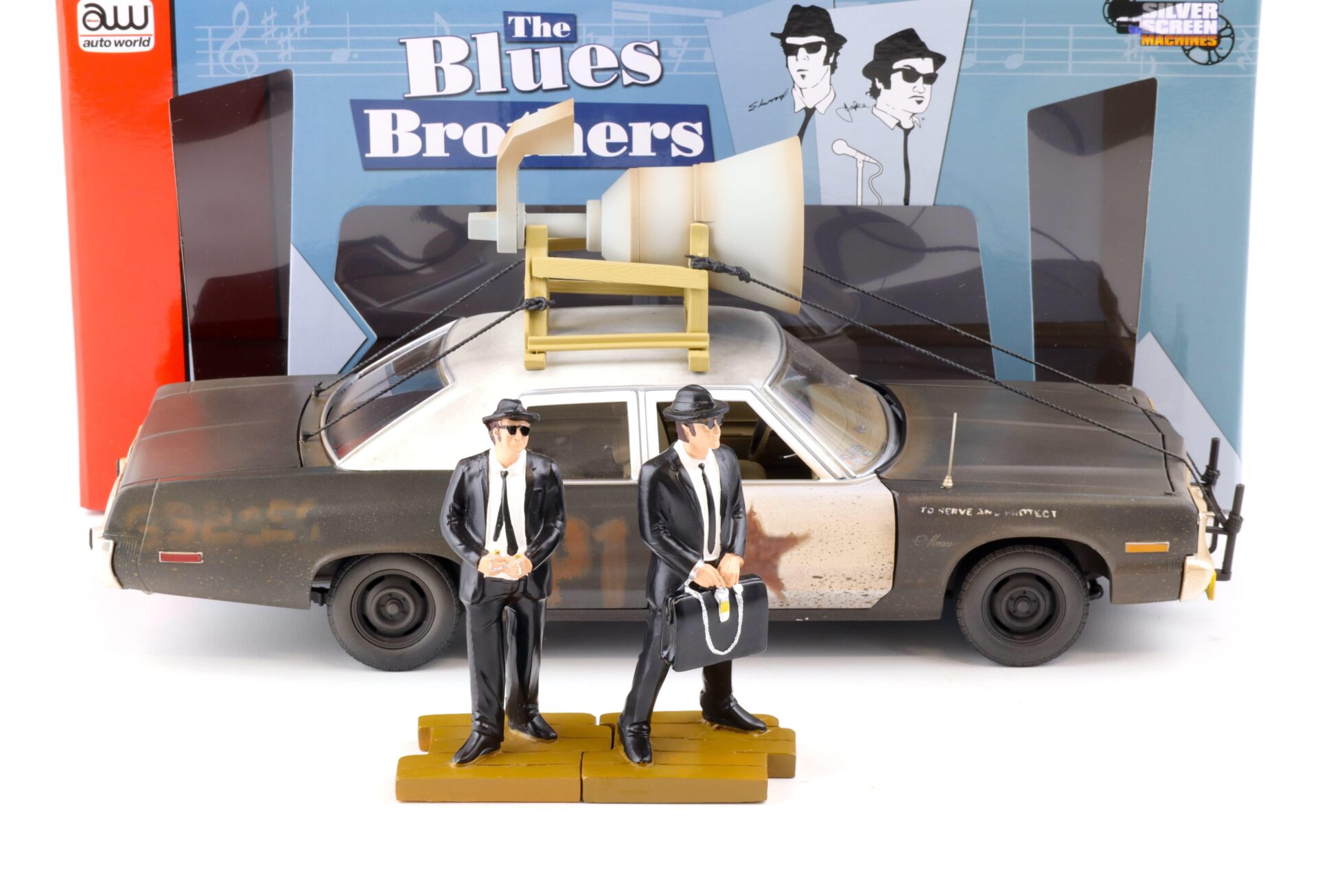 1:18 Auto World 1974 Dodge Monaco Bluesmobile with Loud Speaker Blues Brothers + Figures