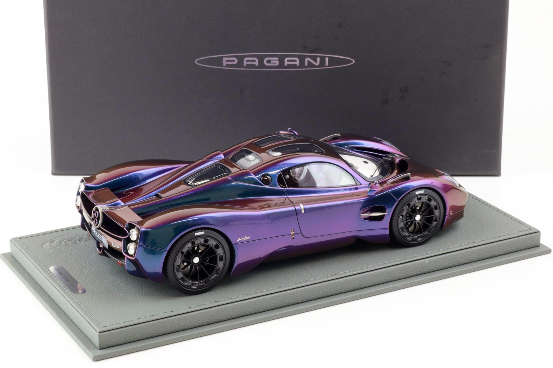 1:18 BBR Pagani Utopia Chamaleon with Showcase - Limited 48 pcs.
