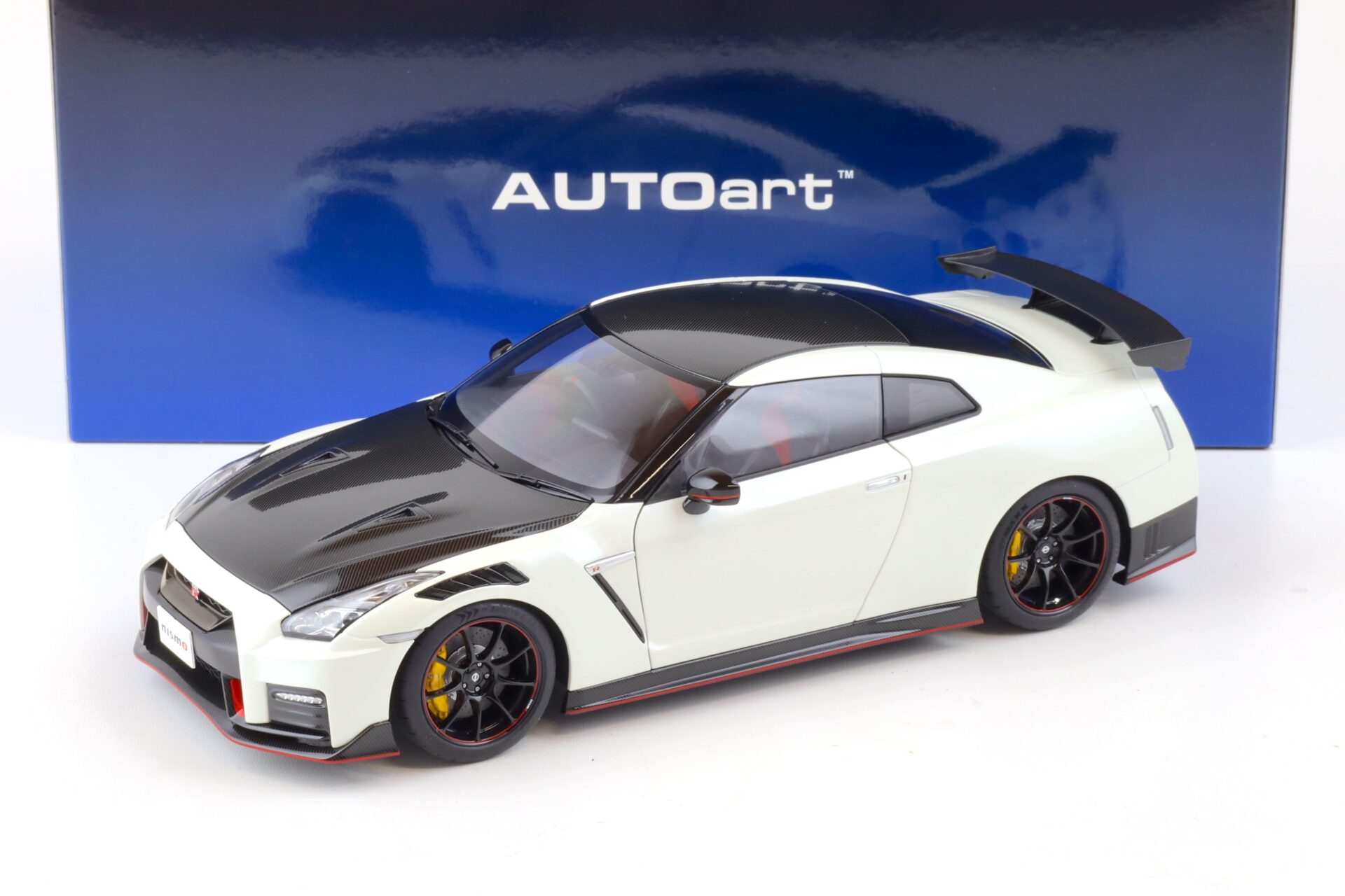 1:18 AUTOart Nissan GT-R (R35) Nismo Special Edition 2022 Brilliant white pearl 77501