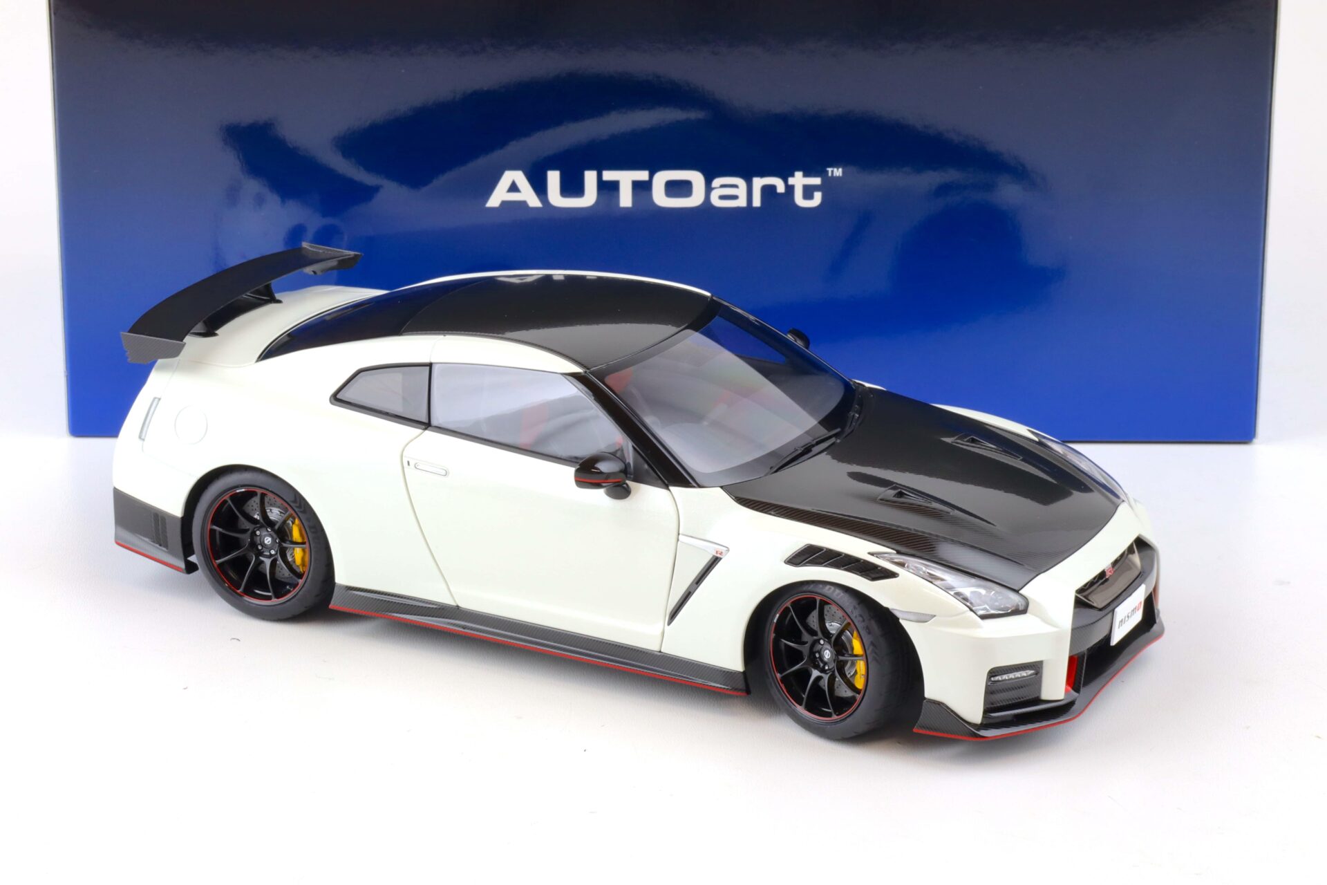 1:18 AUTOart Nissan GT-R (R35) Nismo Special Edition 2022 Brilliant white pearl 77501