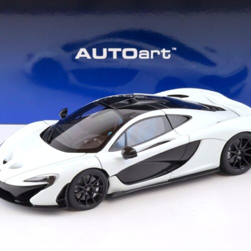 1:18 AUTOart McLAREN P1 2013 Alaskan Diamond white/ blue black interior 76066