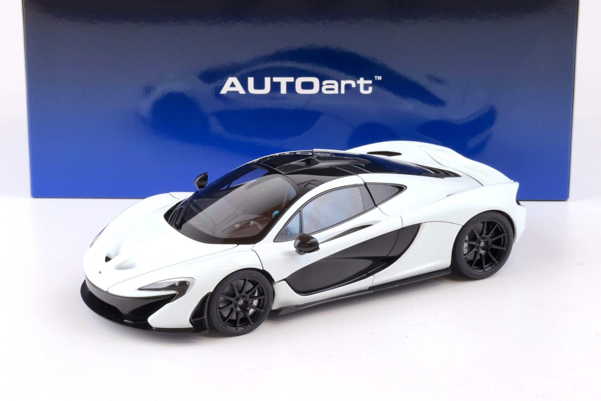 1:18 AUTOart McLAREN P1 2013 Alaskan Diamond white/ blue black interior 76066
