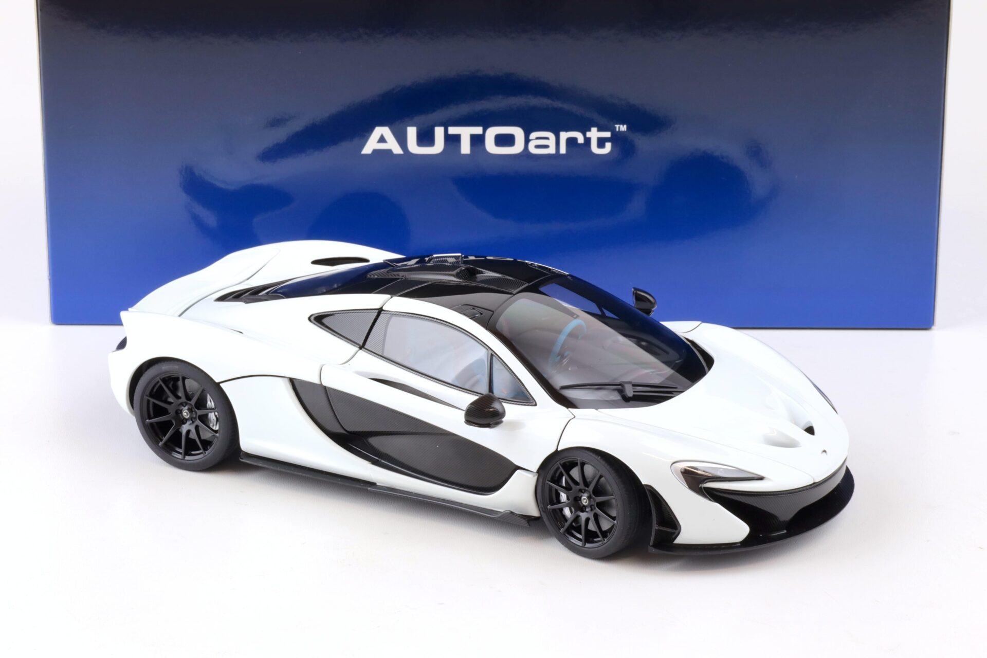 1:18 AUTOart McLAREN P1 2013 Alaskan Diamond white/ blue black interior 76066