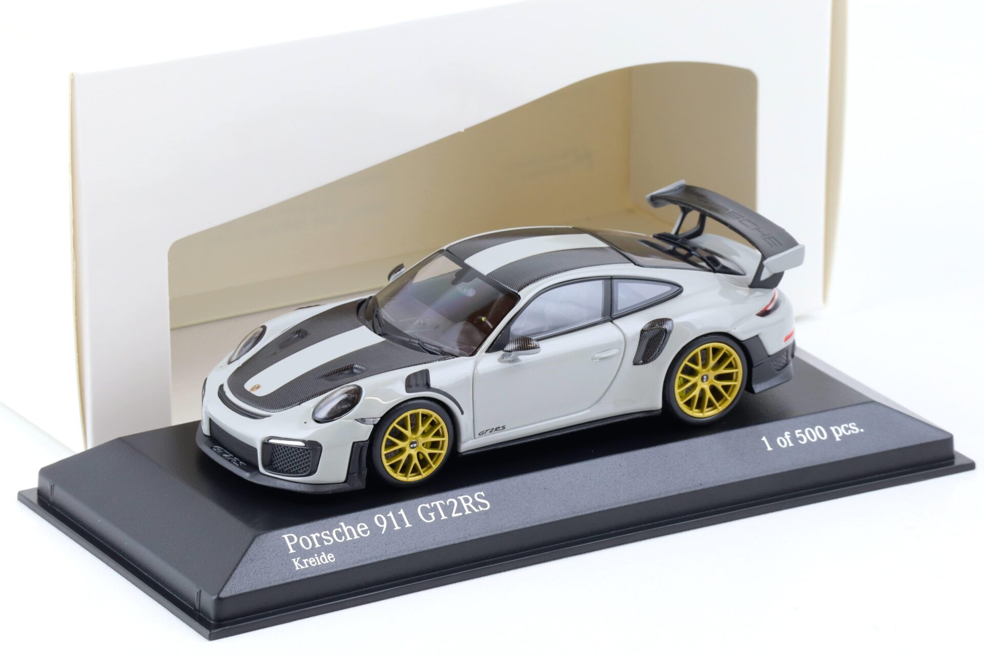 1:43 Minichamps Porsche 911 (991.2) GT2 RS Weissach Package 2018 chalk/ gold wheels