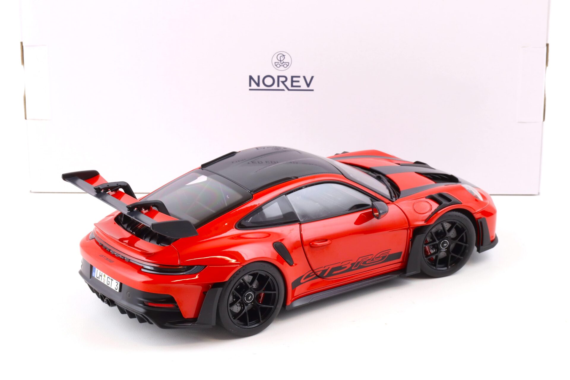1:18 Norev Porsche 911 (992) GT3 RS Weissach Package 2022 Indisch red/ black wheels