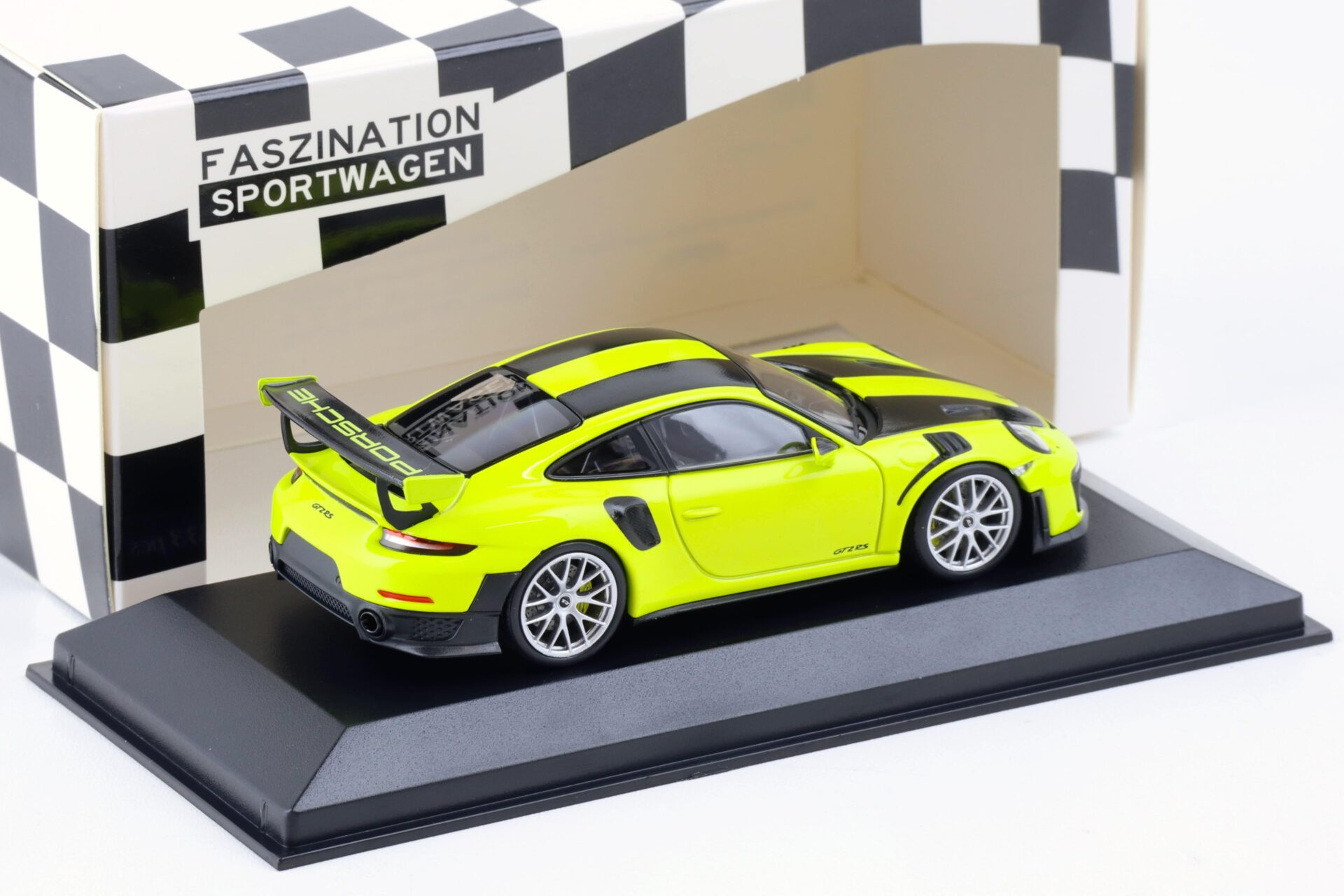 1:43 Minichamps Porsche 911 (991.2) GT2 RS Weissach Package 2018 acid green/ silver wheels