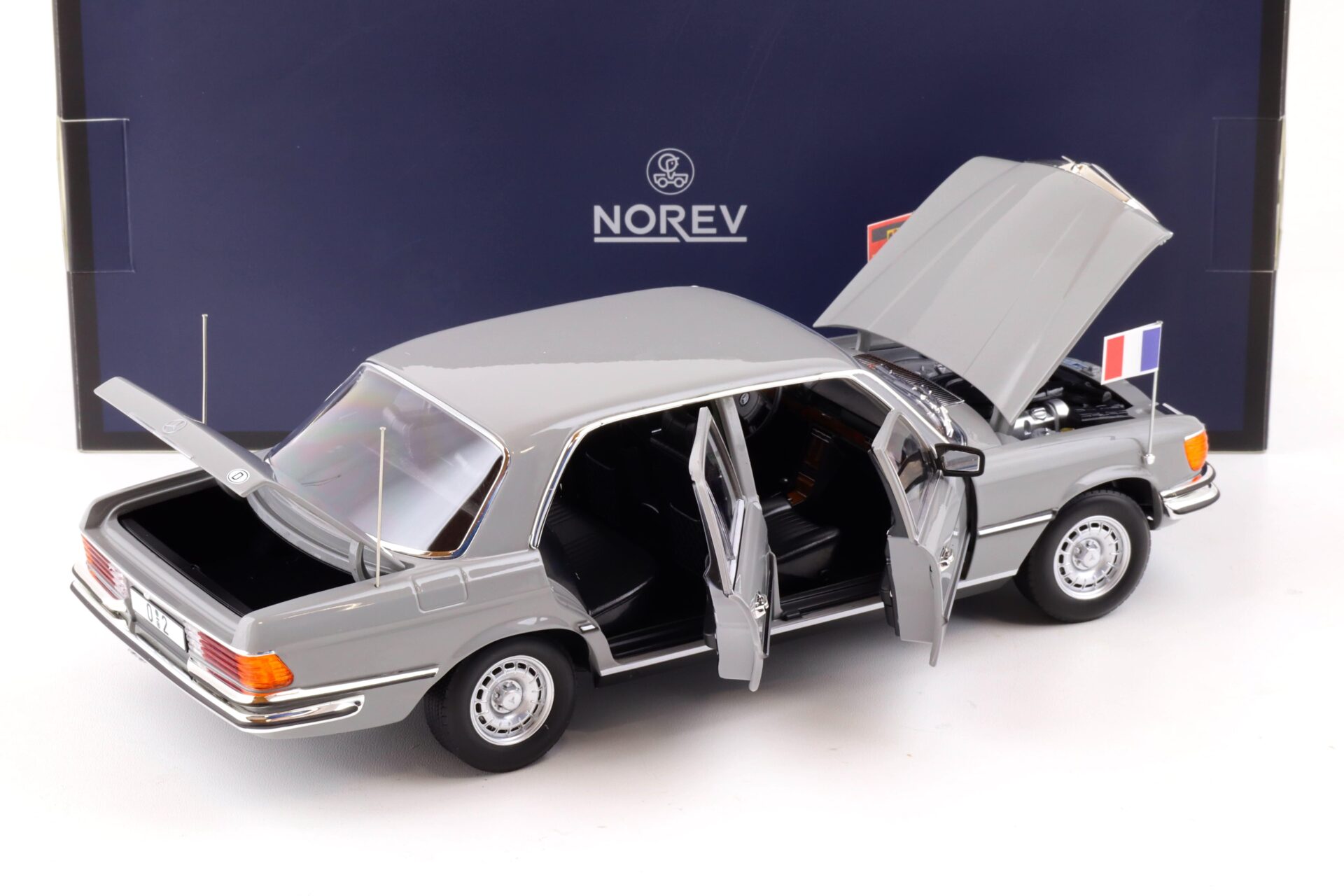 1:18 Norev Mercedes 350 SEL W116 Staatslimousine Helmut Schmidt - Limited 300 pcs.