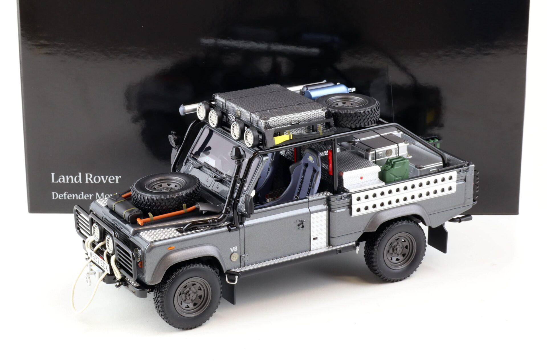 1:18 Kyosho Land Rover Defender Movie Edition Tomb Raider Lara Croft KSR08903TR