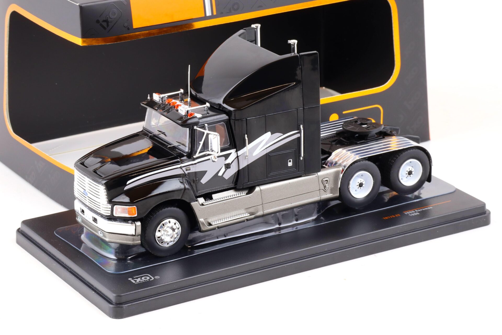 1:43 IXO 1990 Ford Aeromax SZM Truck black/ silver TR179.22