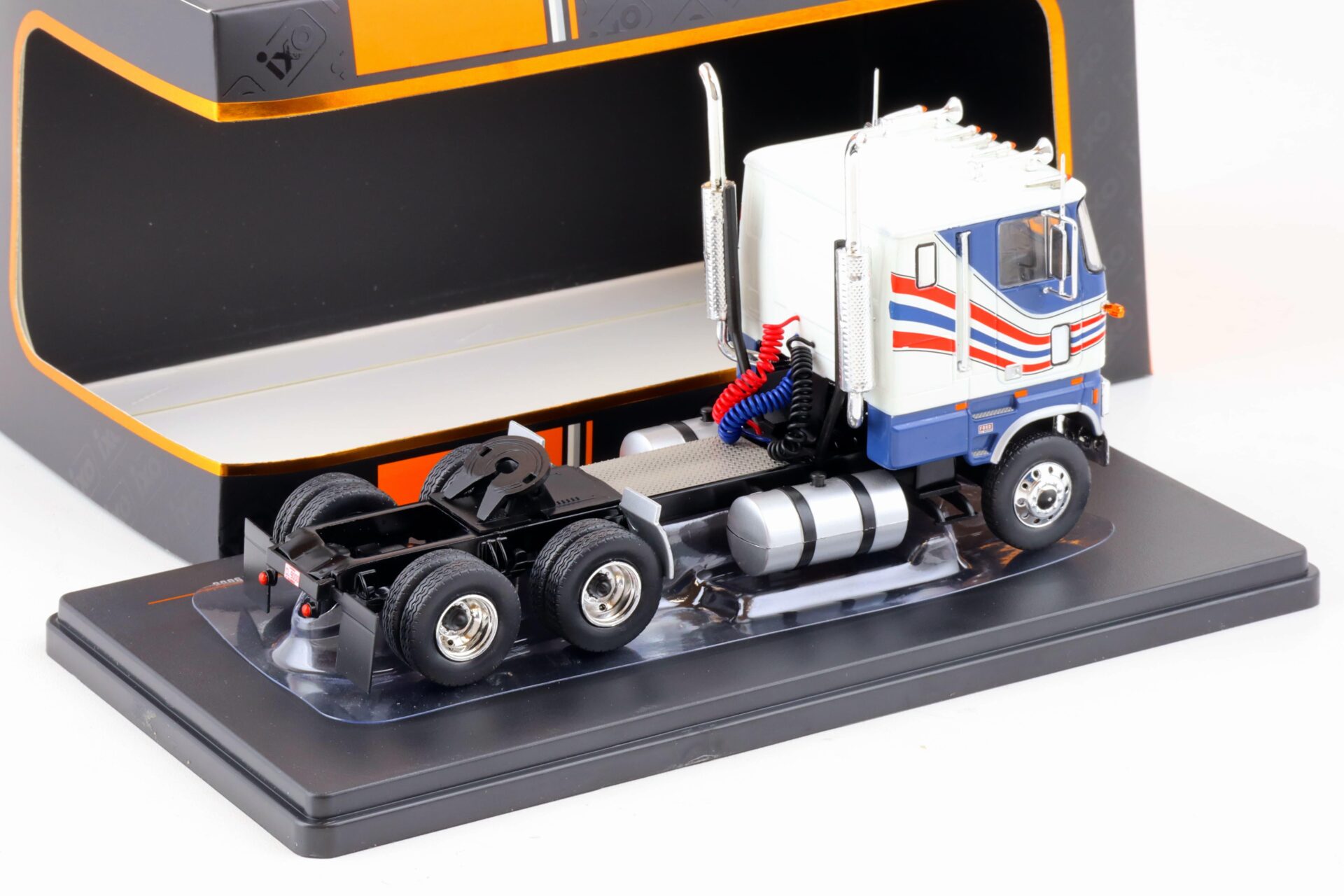 1:43 IXO 1976 Ford CL 9000 SZM Truck blue/ white TR177.22