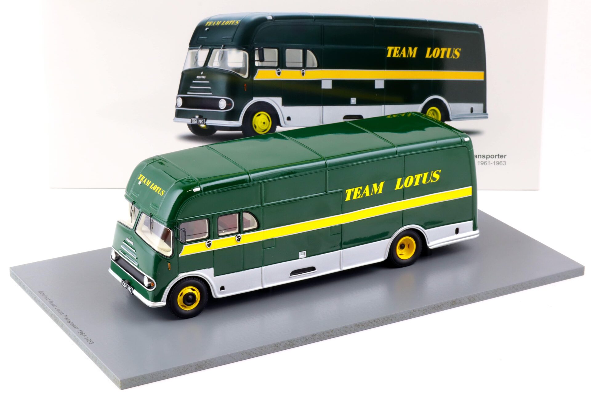 1:43 Spark Bedford Team Lotus Transporter 1961-1963 green/ yellow