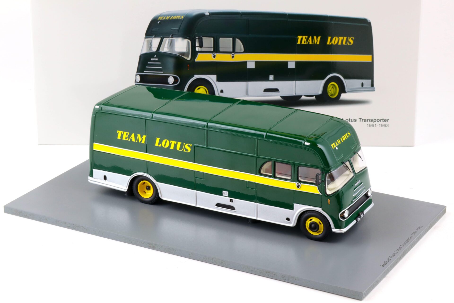 1:43 Spark Bedford Team Lotus Transporter 1961-1963 green/ yellow