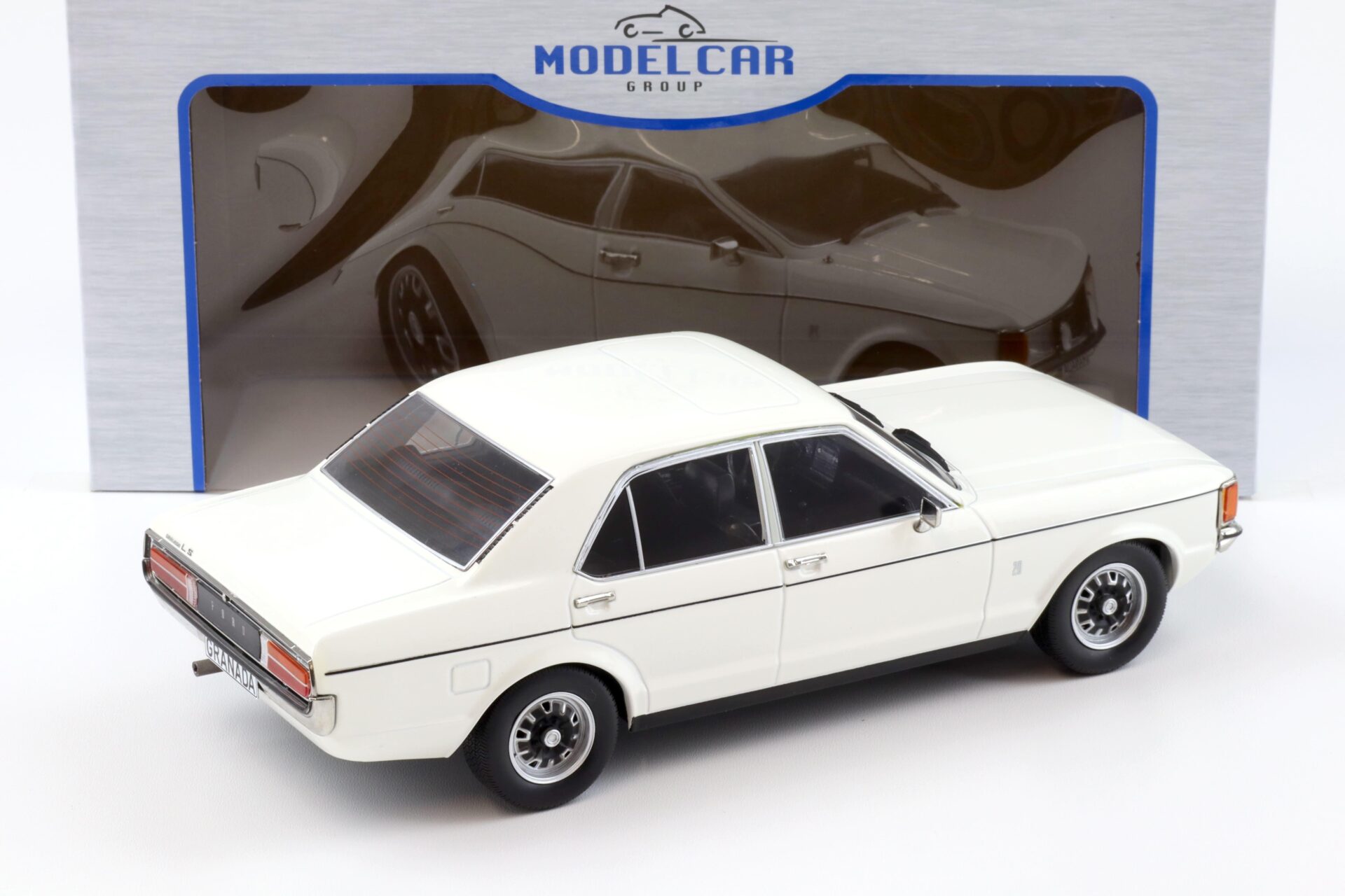 1:18 MCG Ford Granada 2.0 MK1 Limousine 1975 white
