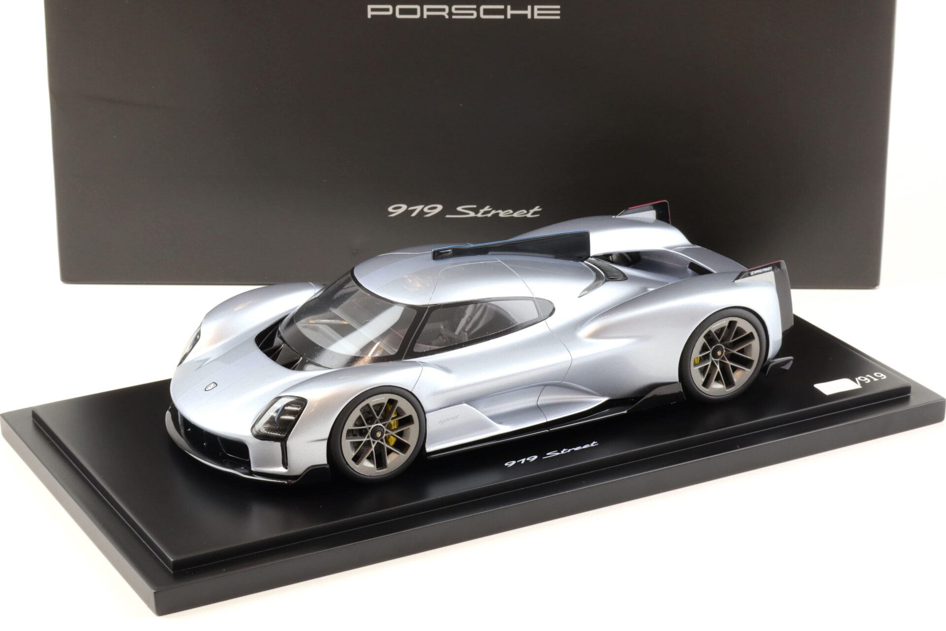1:18 Spark Porsche 919 Street silver Limited 919 pcs. WAP DEALER