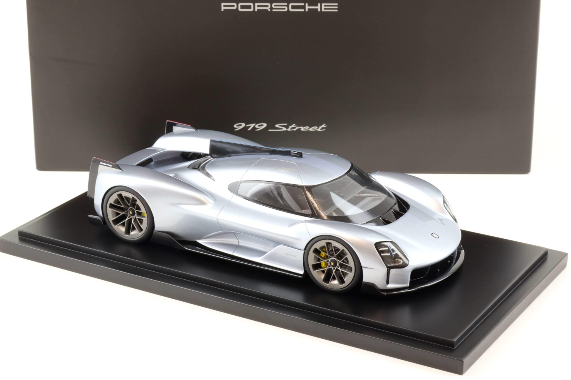 1:18 Spark Porsche 919 Street silver Limited 919 pcs. WAP DEALER