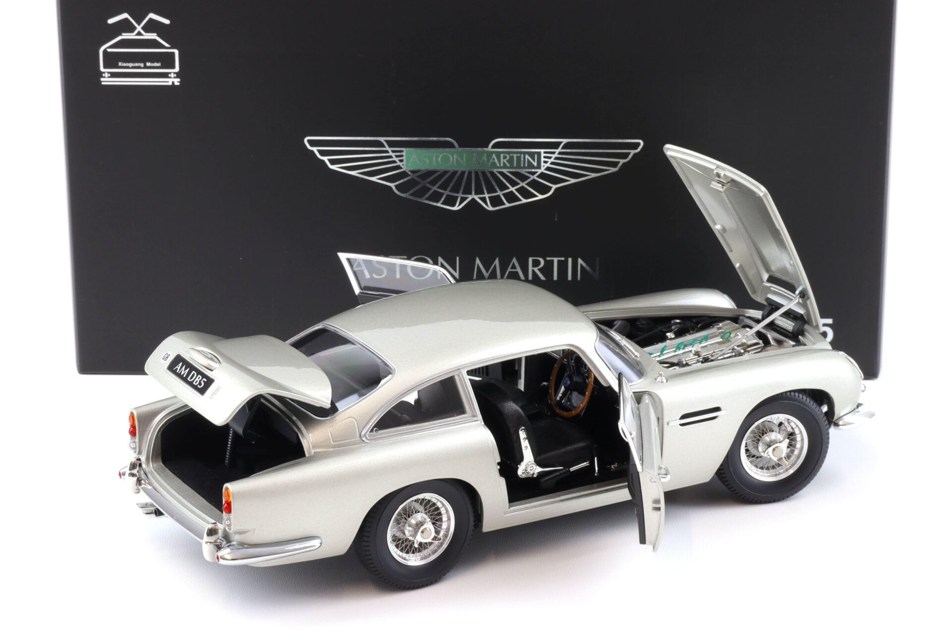 1:18 XiaoGuang Model 1965 Aston Martin DB5 Coupe silver - leather seats