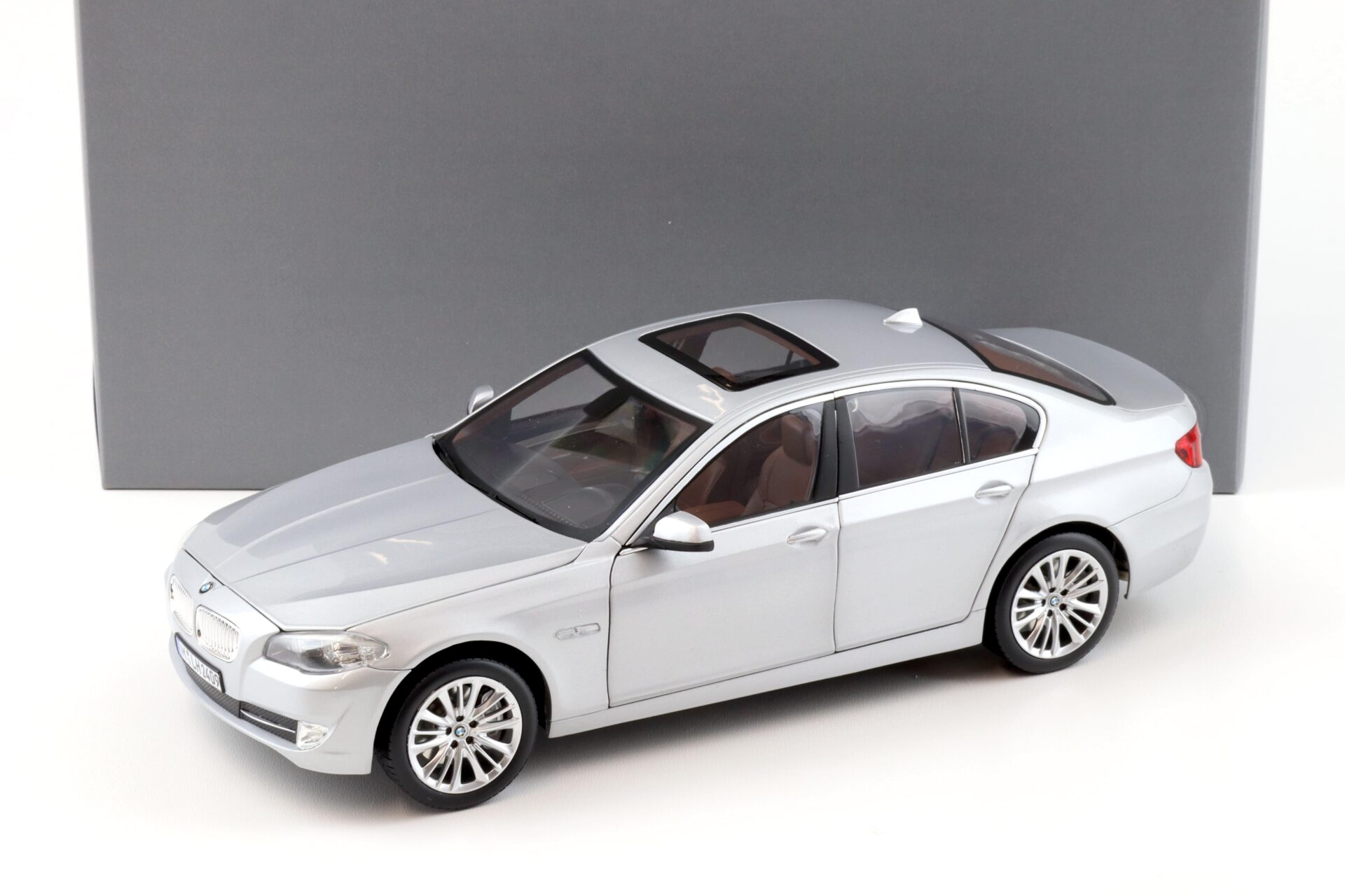 1:18 Norev BMW 550i 5 Series F10 Limousine Titan silver metallic DEALER VERSION