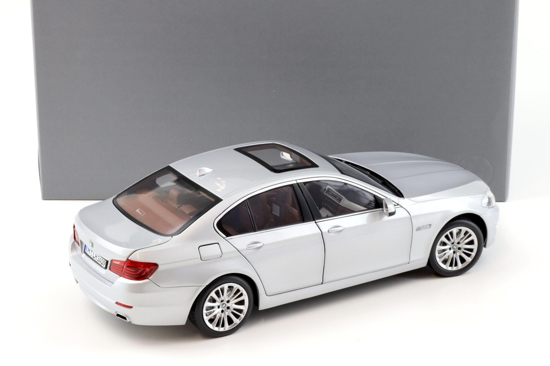 1:18 Norev BMW 550i 5 Series F10 Limousine Titan silver metallic DEALER VERSION