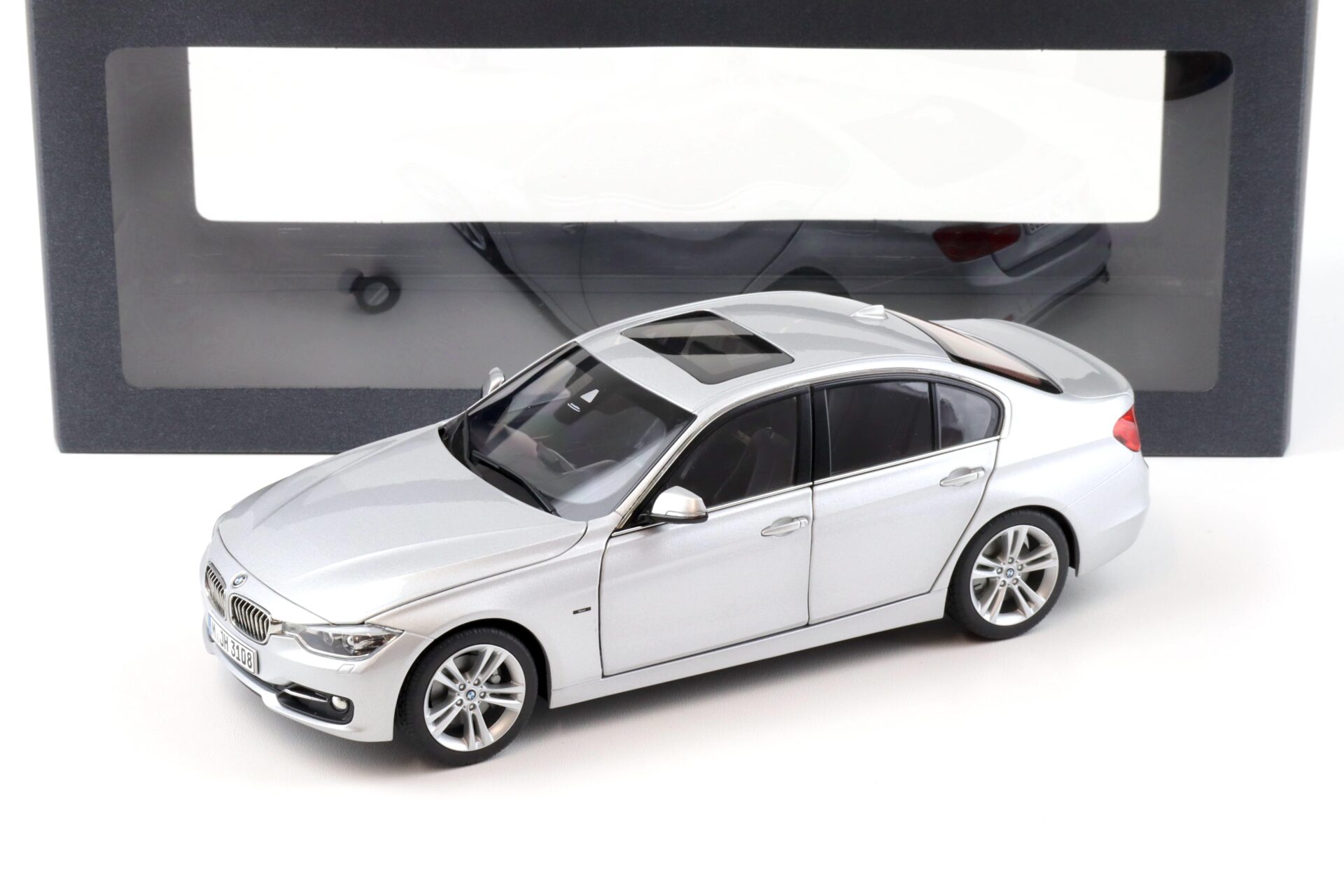 ID 92016 orig.jpg 1:18 Paragon BMW 3 Series 335i F30 Limousine Glacier silver DEALER VERSION