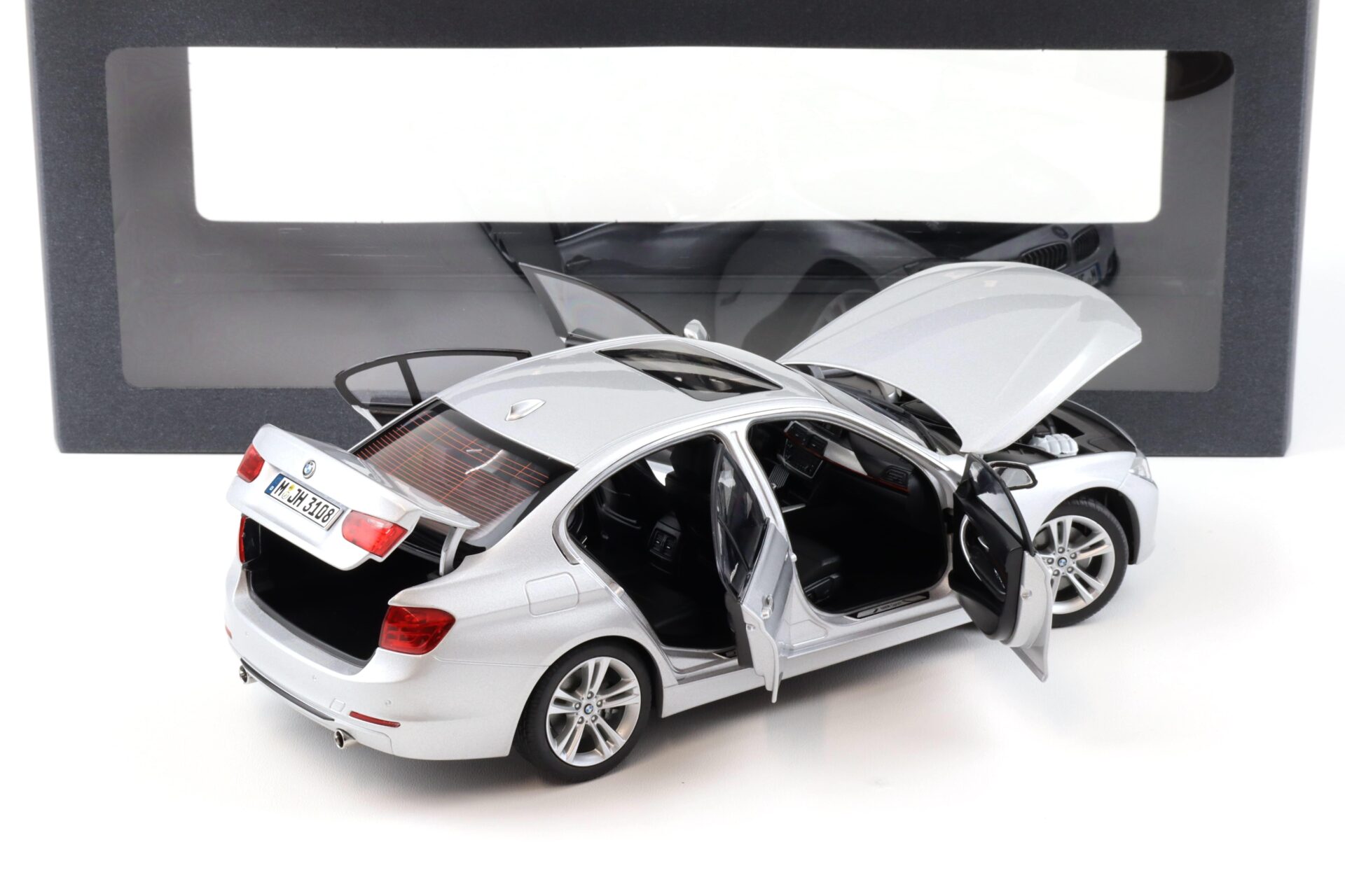 1:18 Paragon BMW 3 Series 335i F30 Limousine Glacier silver DEALER VERSION