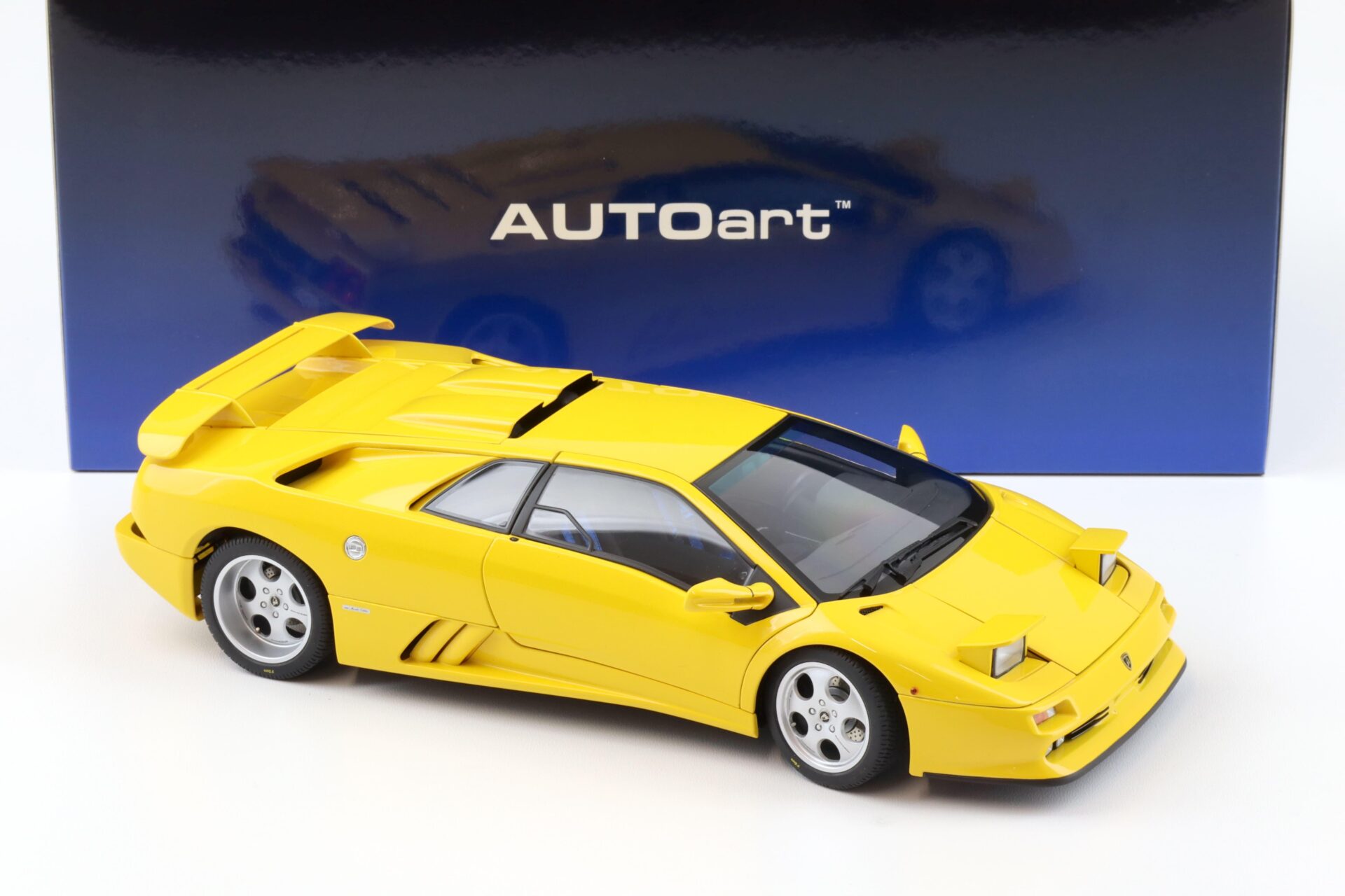 1:18 AUTOart Lamborghini Diablo SE30 JOTA 1995 Superfly yellow 79144