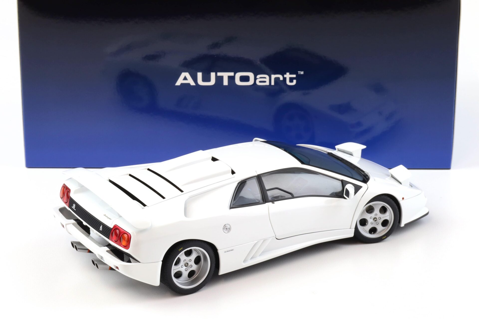 1:18 AUTOart Lamborghini Diablo SE30 JOTA 1995 Impact white 79145