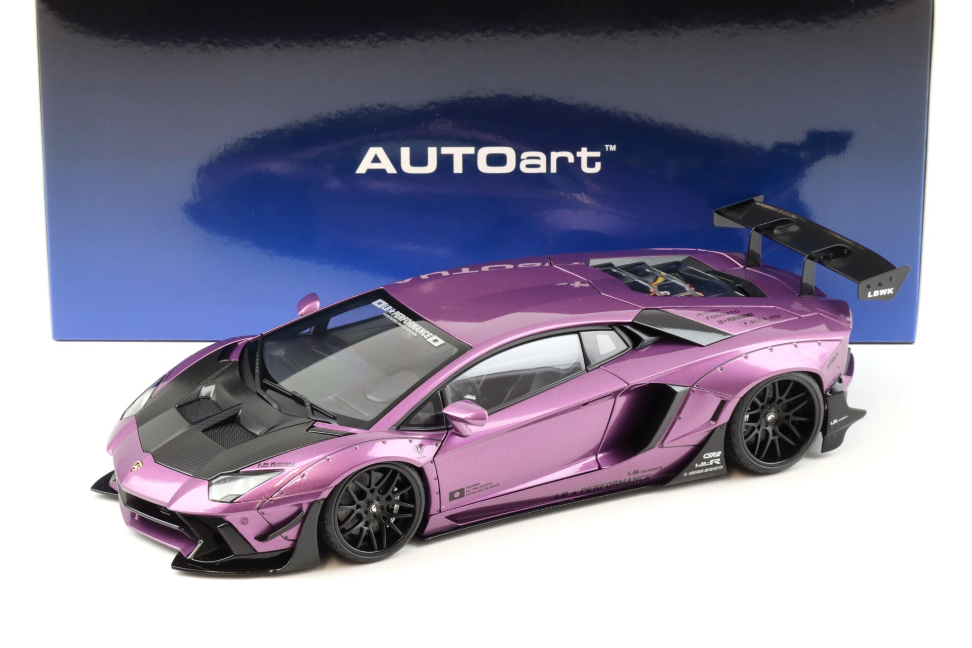 1:18 AUTOart Liberty Walk LB-WORKS Lamborghini Aventador viola SE30/ carbon bonnet 79242