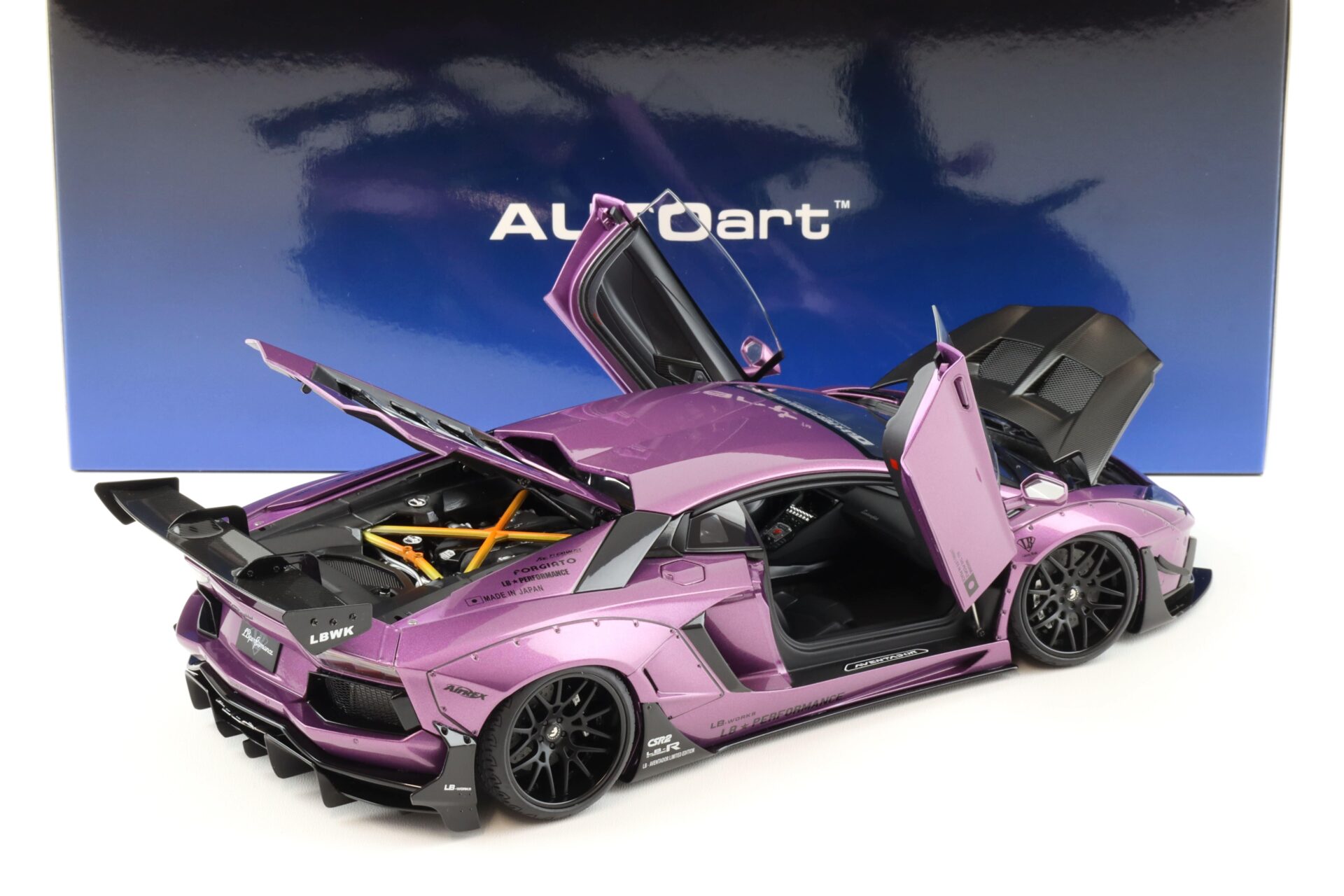 1:18 AUTOart Liberty Walk LB-WORKS Lamborghini Aventador viola SE30/ carbon bonnet 79242