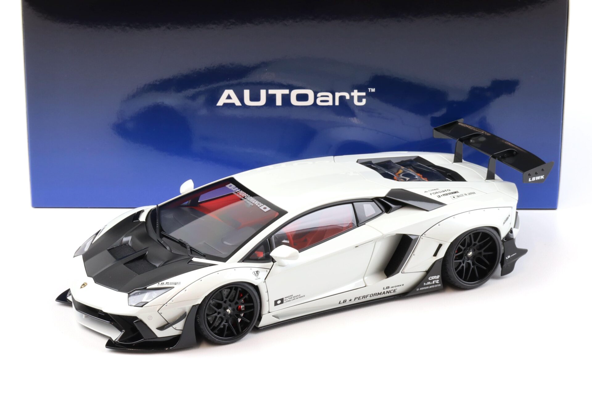 1:18 AUTOart Liberty Walk LB-WORKS Lamborghini Aventador metallic white/ carbon bonnet 79241