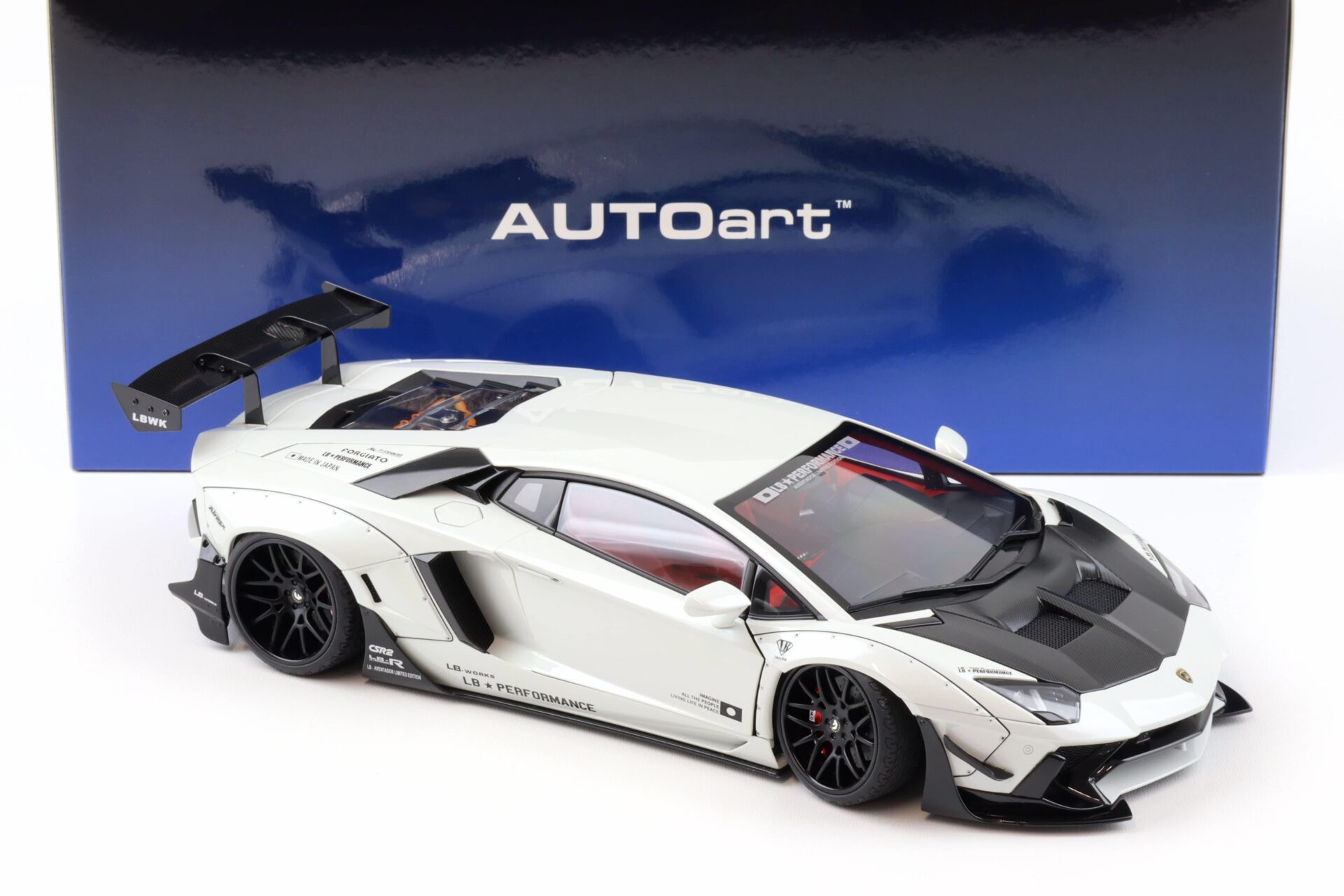 1:18 AUTOart Liberty Walk LB-WORKS Lamborghini Aventador metallic white/ carbon bonnet 79241