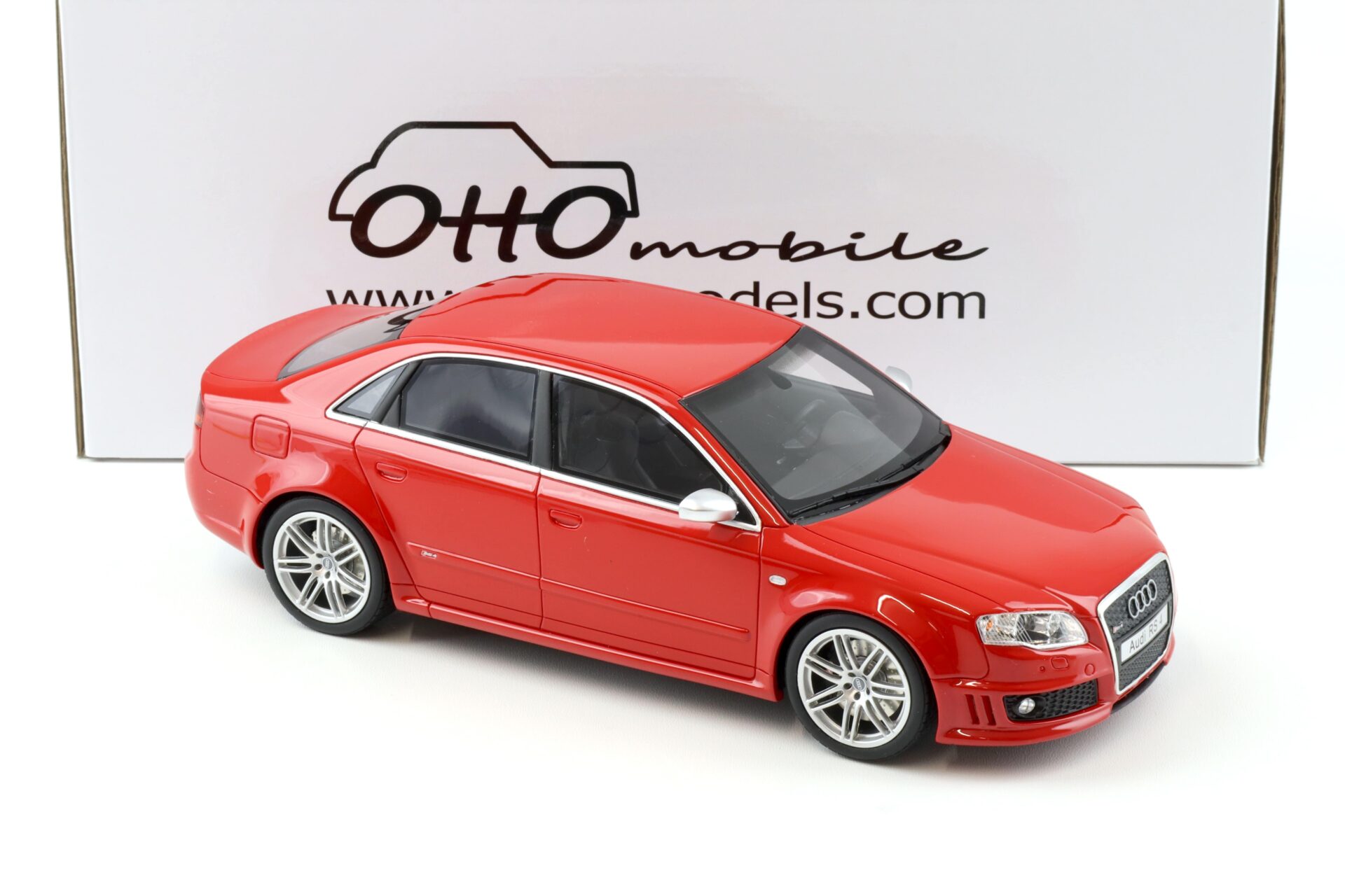 1:18 OTTO mobile OT400 Audi RS4 Limousine B7 4.2 FSI Misano red 2005