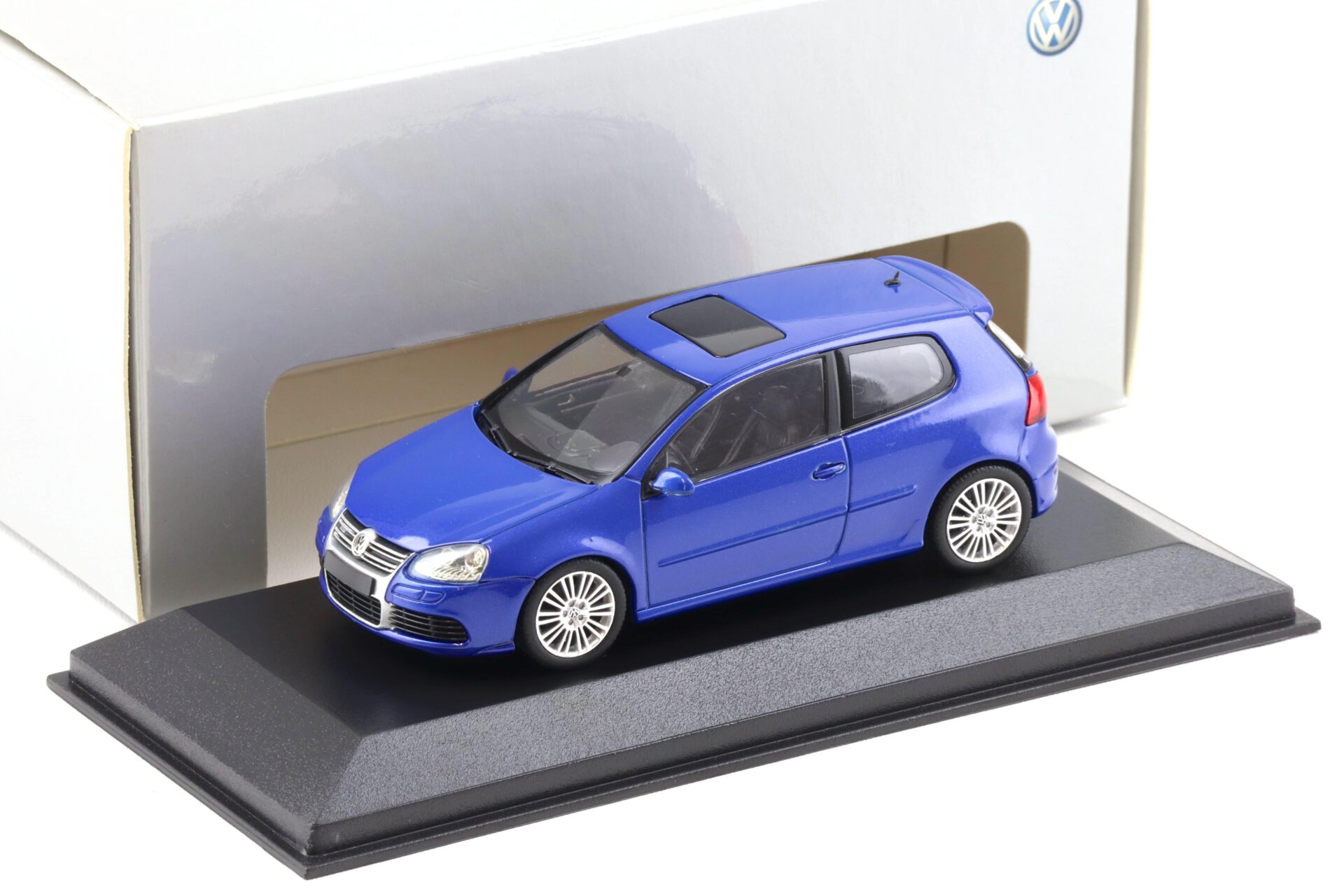 ID 92575 orig.jpg 1:43 Minichamps VW Golf V R32 deep blue metallic DEALER VERSION