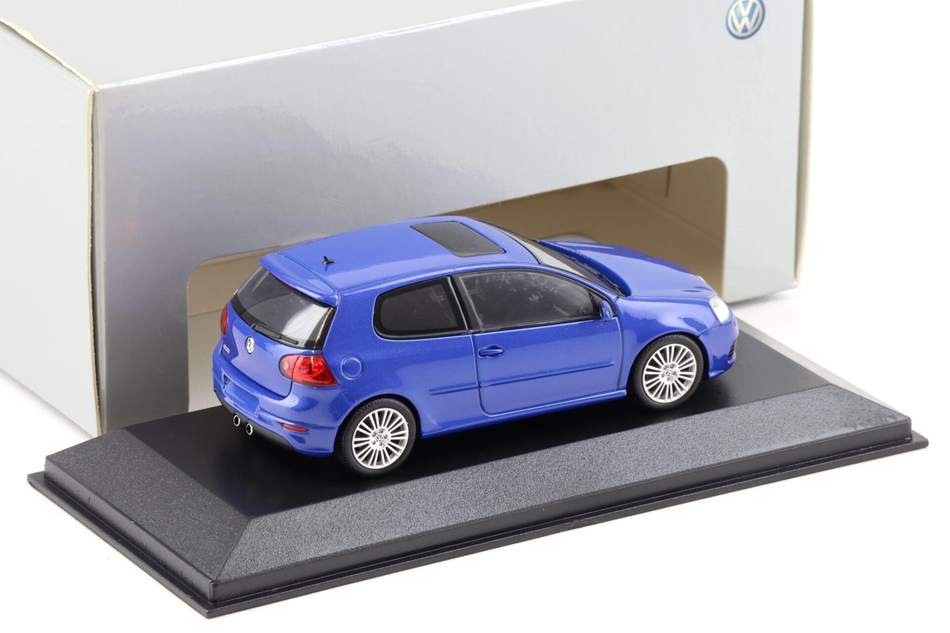 1:43 Minichamps VW Golf V R32 deep blue metallic DEALER VERSION