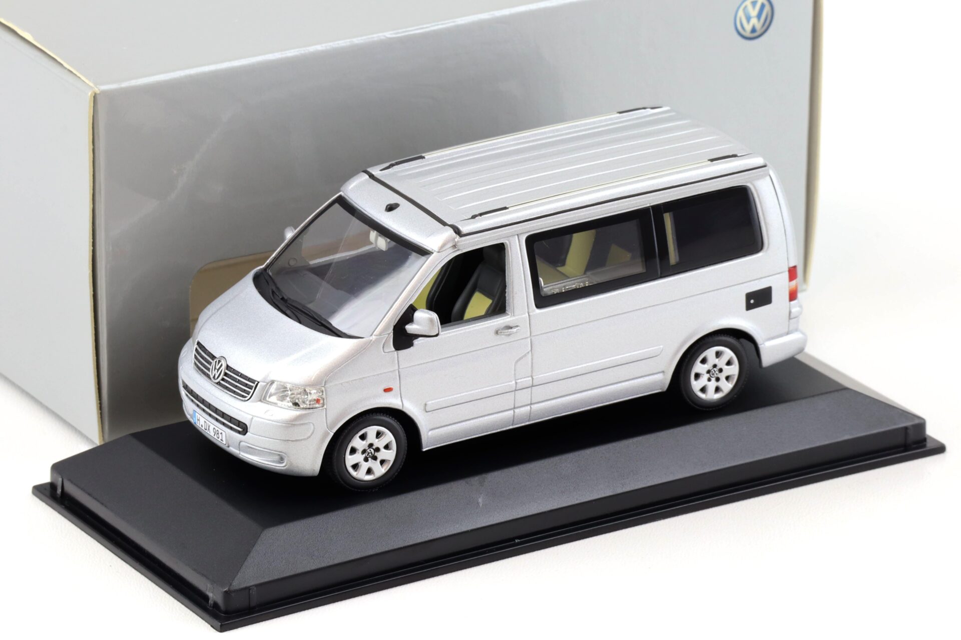 1:43 Minichamps VW T5 California silver metallic DEALER VERSION