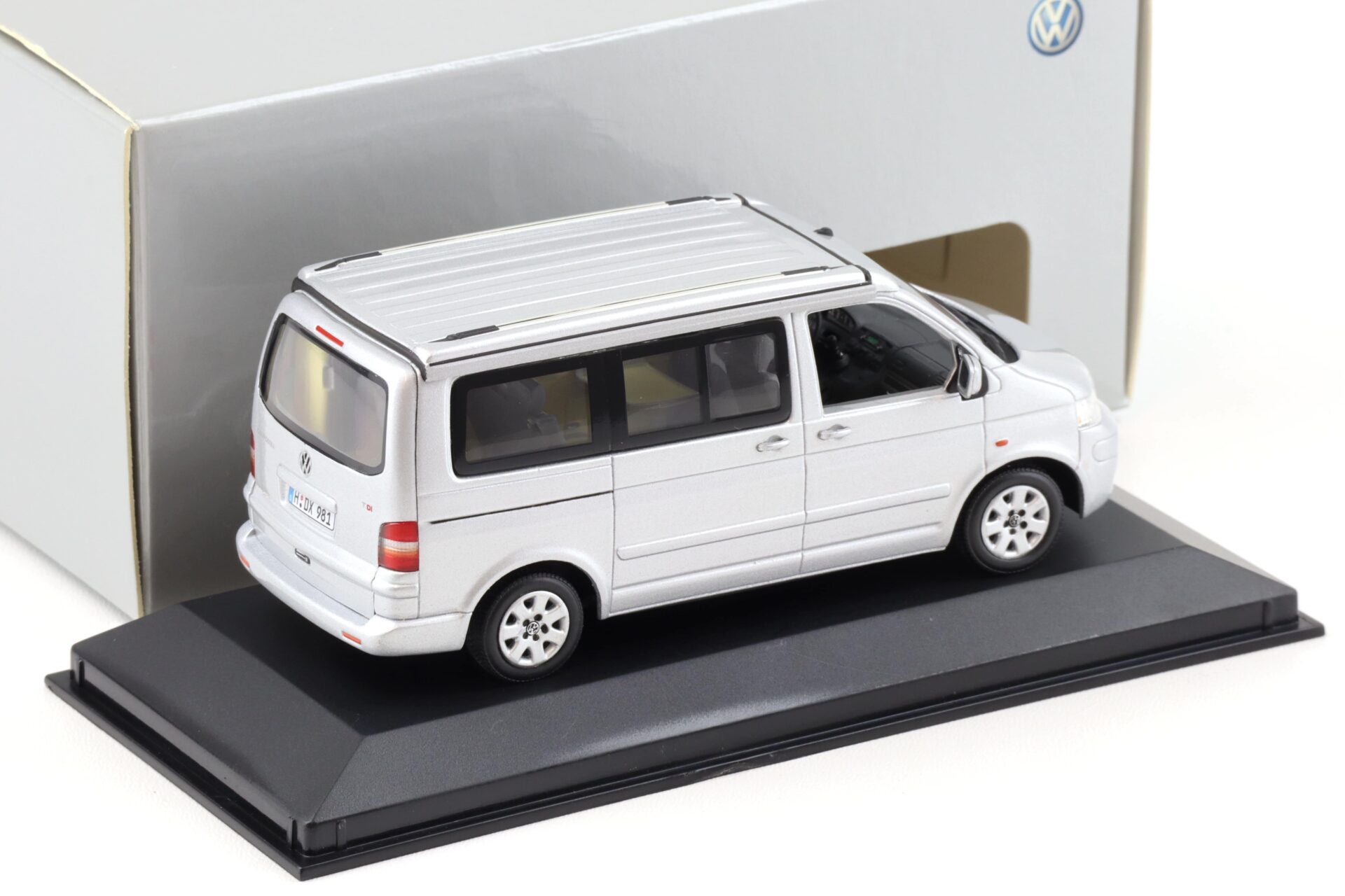 1:43 Minichamps VW T5 California silver metallic DEALER VERSION