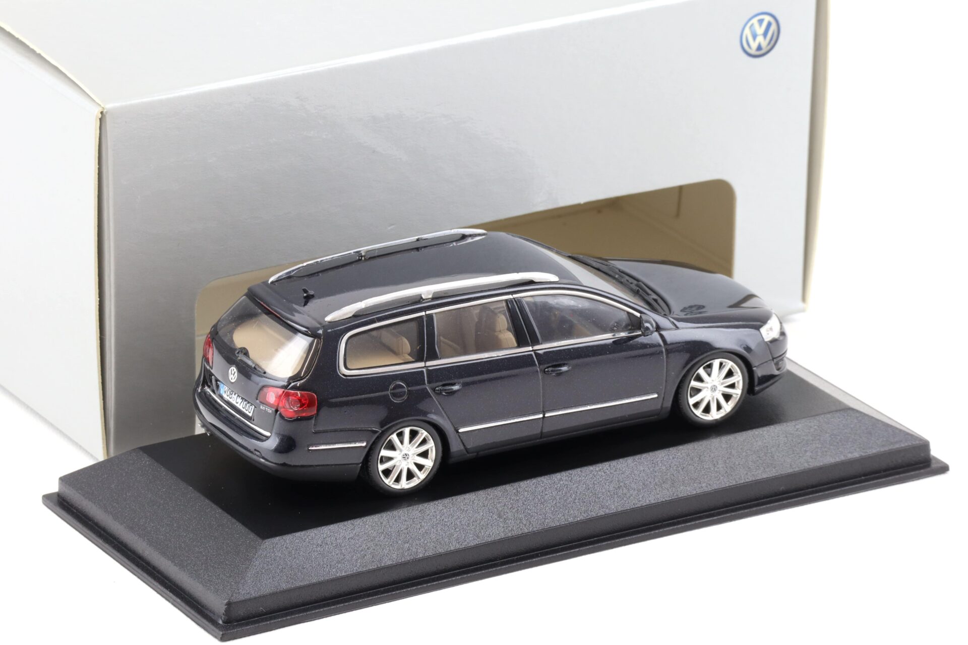 1:43 Minichamps VW Passat B6 Variant black 2005 DEALER VERSION