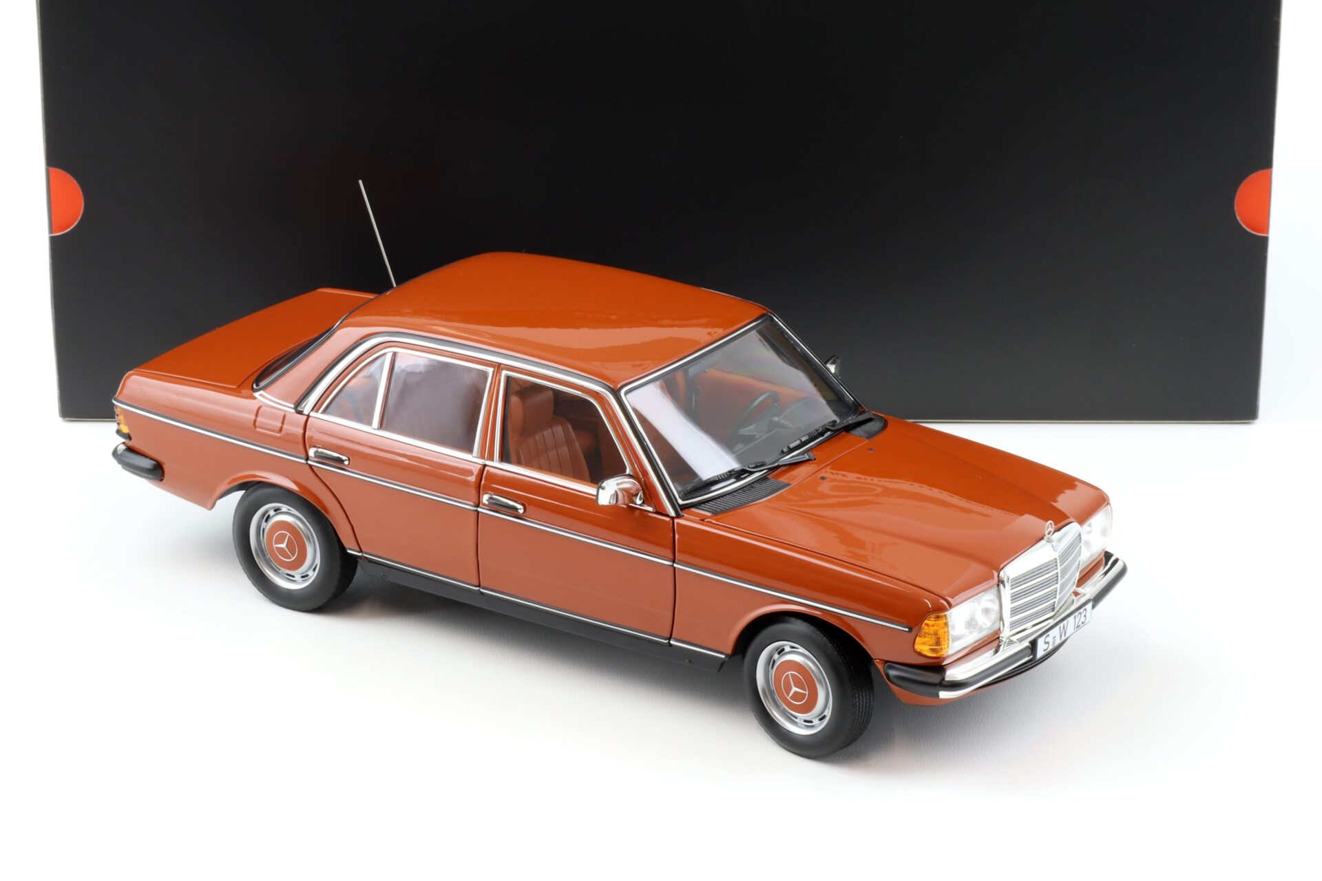 1:18 Norev Mercedes 200 W123 Limousine english red 1982 DEALER VERSION