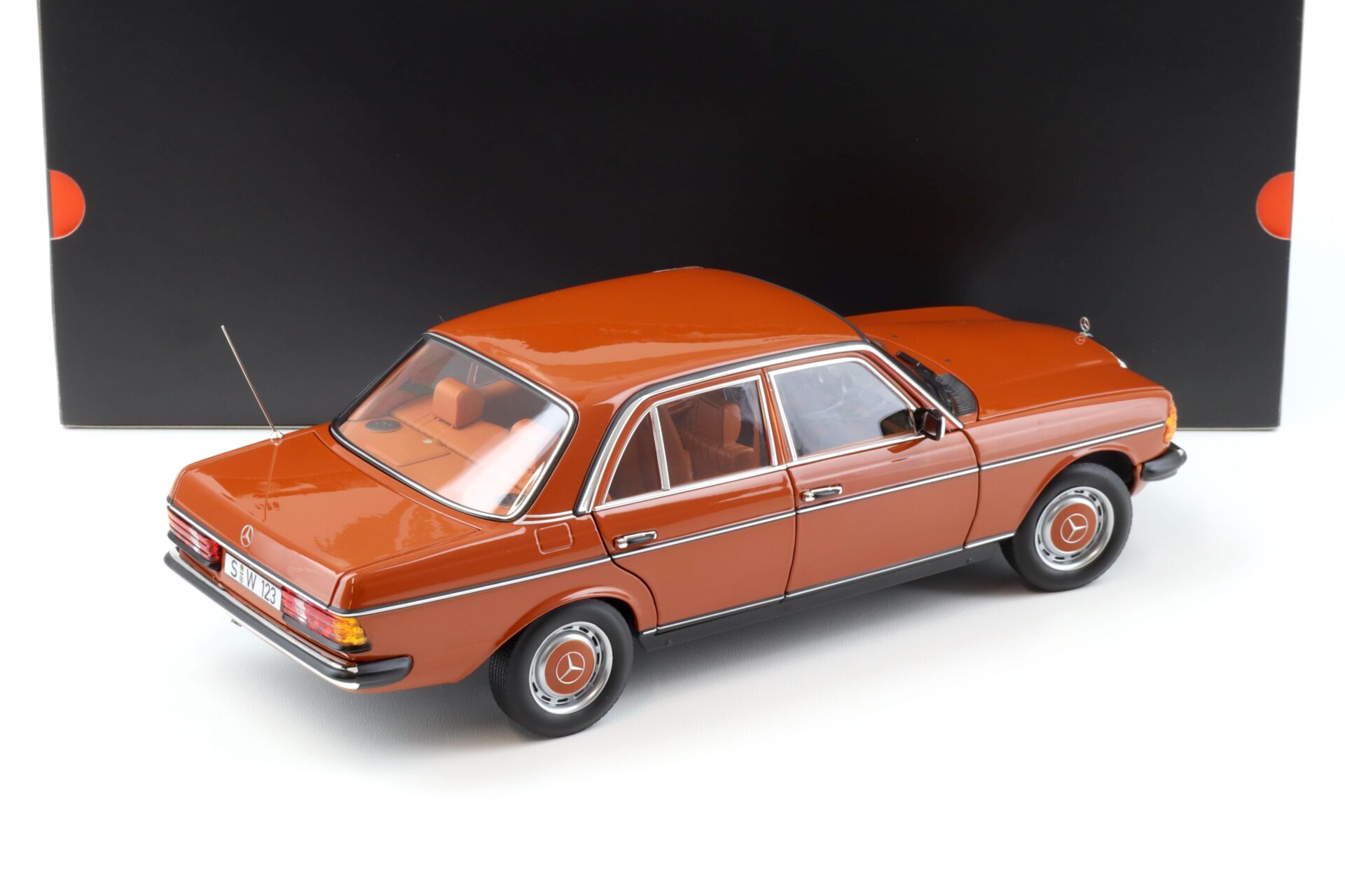 1:18 Norev Mercedes 200 W123 Limousine english red 1982 DEALER VERSION