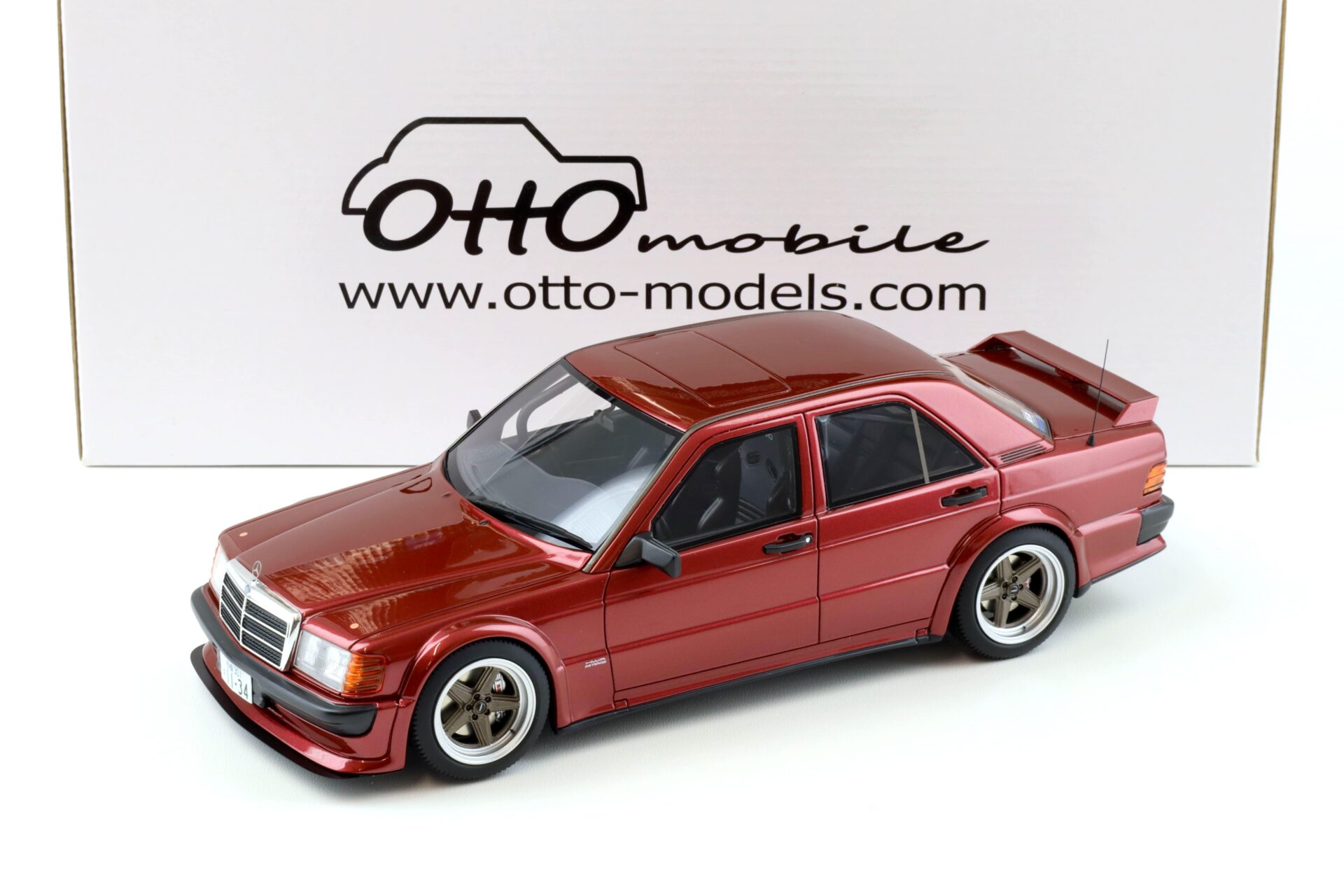 ID 92970 orig.jpg 1:18 OTTO mobile OT1083 RAUH WELT Mercedes 190E 2.5-16 Almandine red 2016