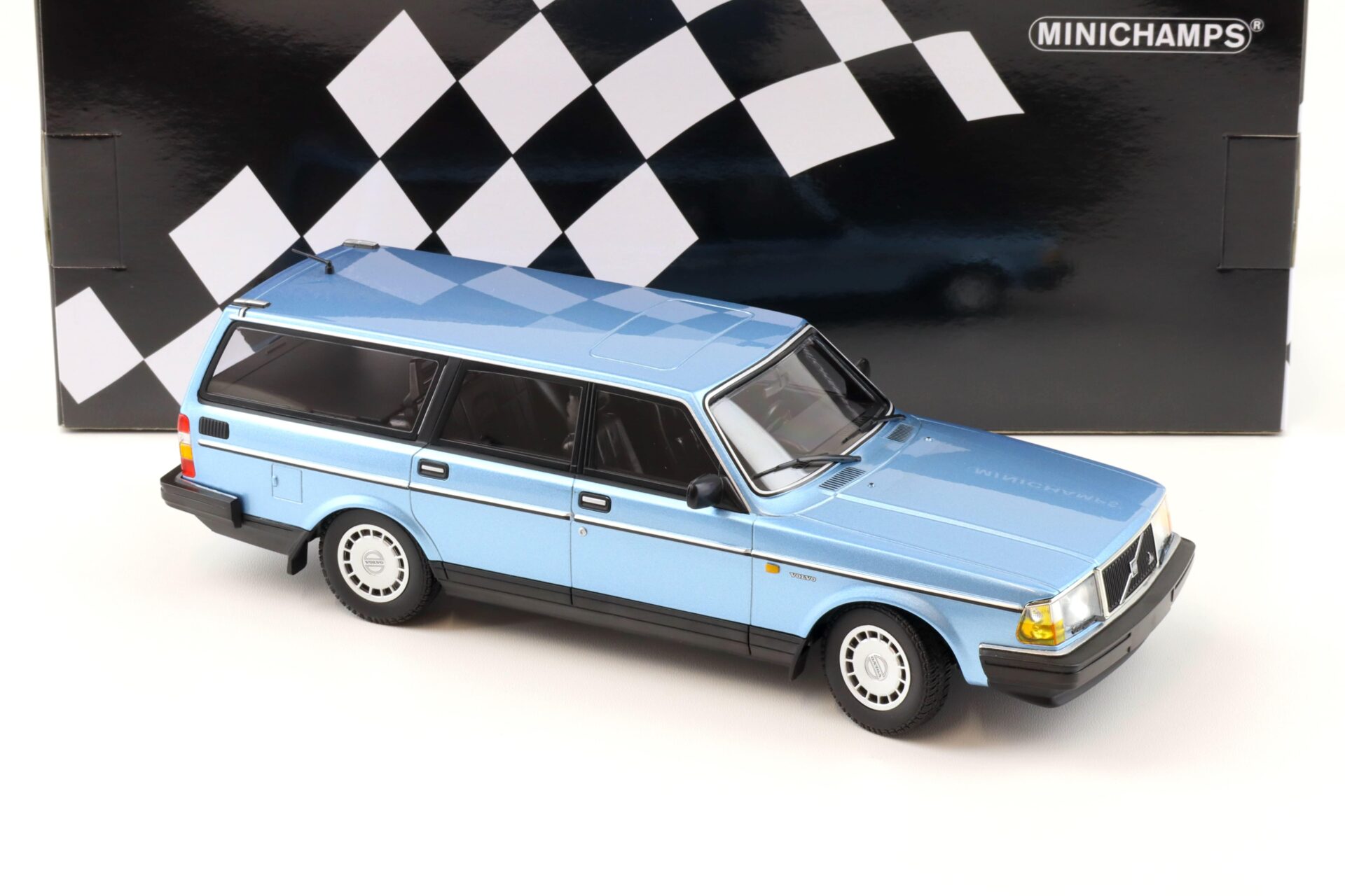 1:18 Minichamps Volvo 240 GL Break Estate 1986 blue metallic