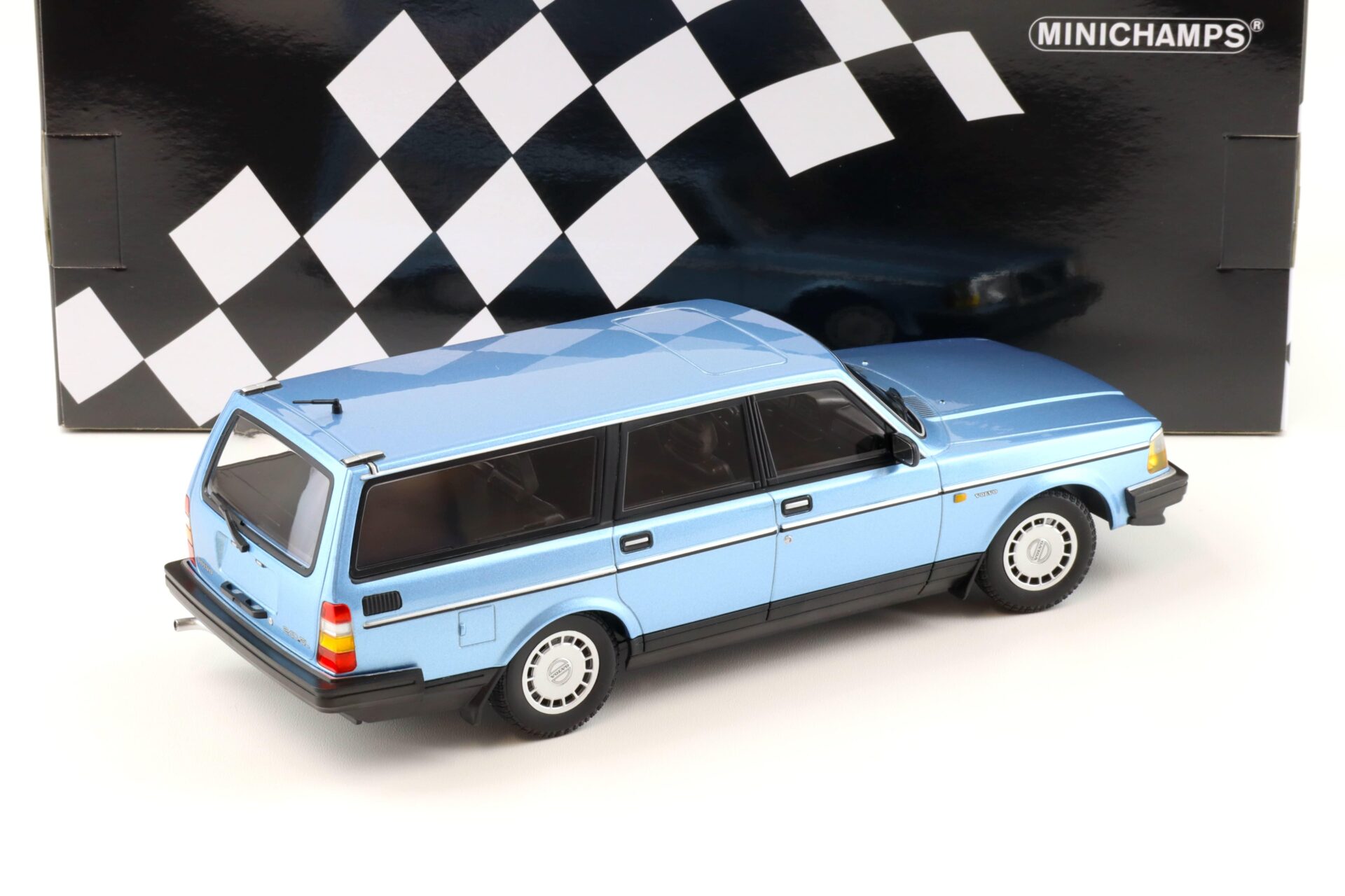 1:18 Minichamps Volvo 240 GL Break Estate 1986 blue metallic