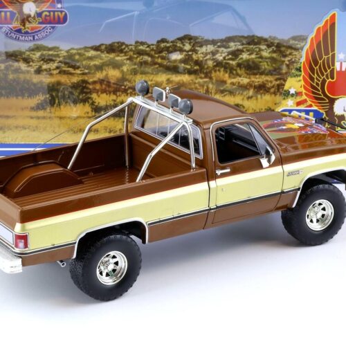 1:18 Greenlight 1982 GMC K-2500 Sierra Grande Wideside FALL GUY Stuntman Association - Image 3